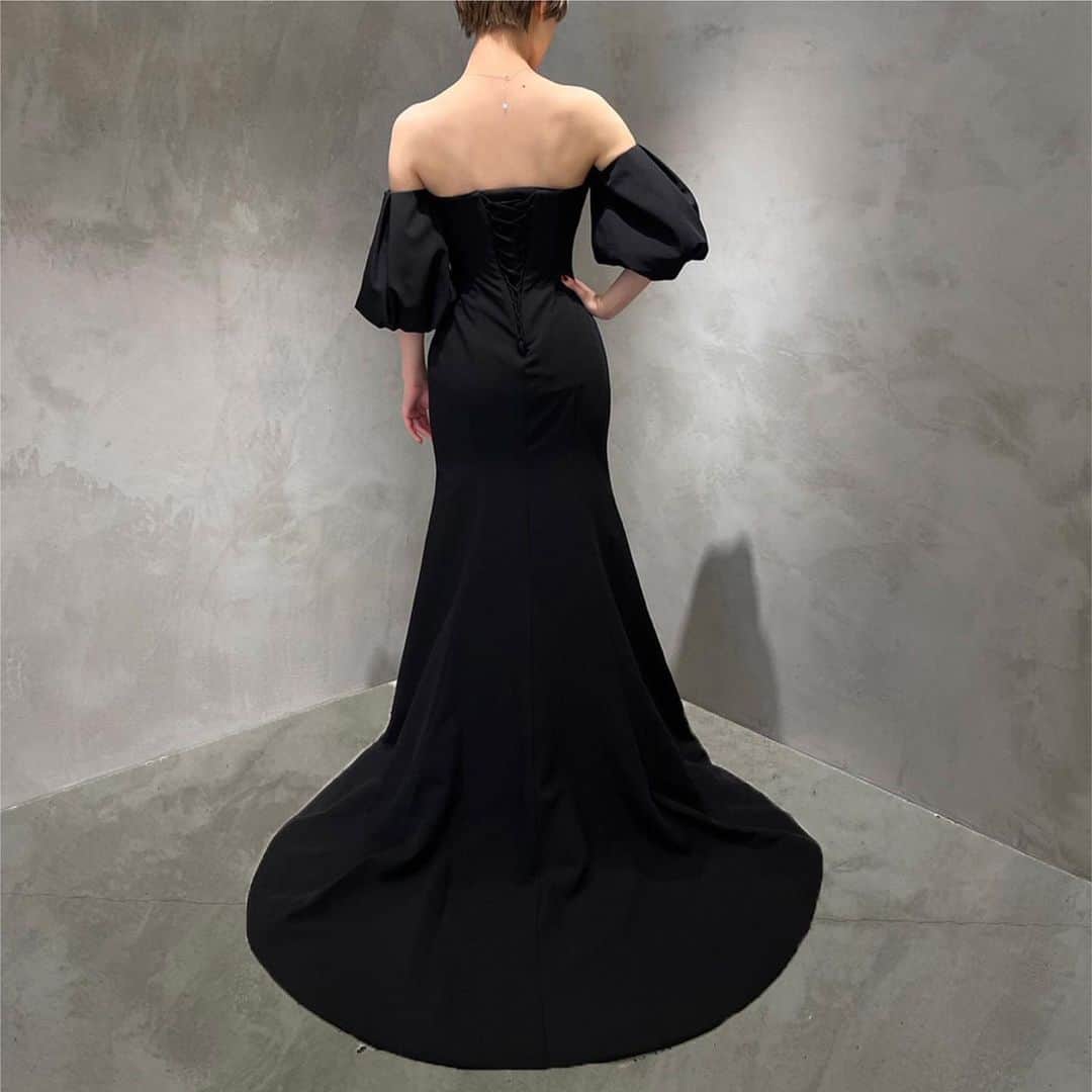 foursis_officialさんのインスタグラム写真 - (foursis_officialInstagram)「. . トレンドのブラックドレスとウェディングドレス、ルタ。 装飾をすべて削ぎ落し、フラワー・ヘアメイク・ アクセサリーによって完成する1着。 パフスリーブは取り外しができるため 究極のミニマルスタイルも可能。  . Dress：#ルタ . ※ご試着を希望される方は各店舗までお問い合わせください。」5月11日 18時32分 - foursis_weddingdress