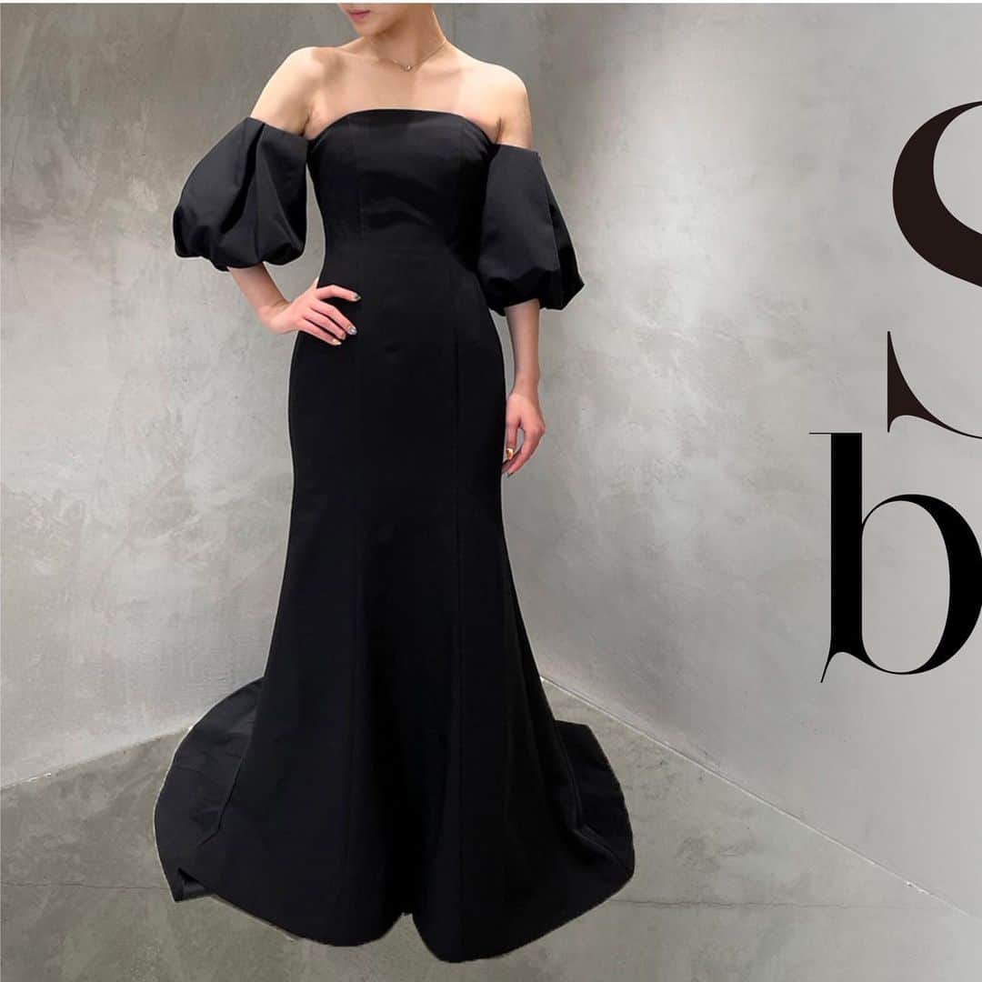 foursis_officialのインスタグラム：「. . トレンドのブラックドレスとウェディングドレス、ルタ。 装飾をすべて削ぎ落し、フラワー・ヘアメイク・ アクセサリーによって完成する1着。 パフスリーブは取り外しができるため 究極のミニマルスタイルも可能。  . Dress：#ルタ . ※ご試着を希望される方は各店舗までお問い合わせください。」