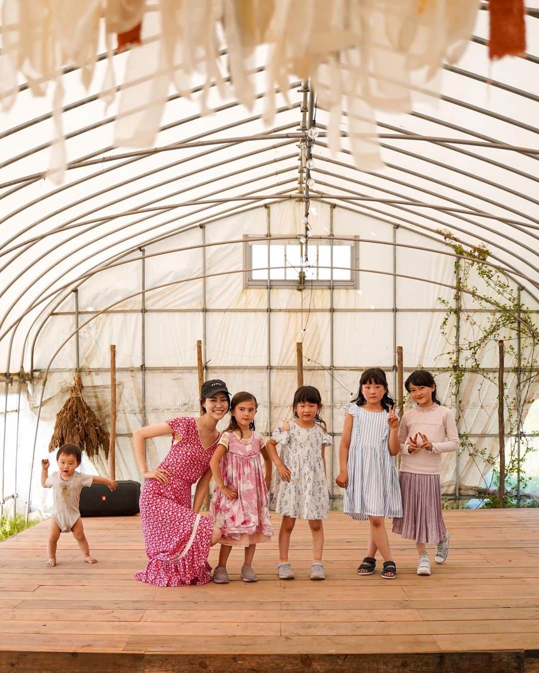 MARIEのインスタグラム：「福島の西会津のエコビレッジ【Dana Village 】へ🌿 ⁡ GWはずっと行きたかった  @danavillage へ行って来ました！  子供の日と言うことで近くの遊び場の【TENTo】で キッズへのモデルウォーキング講座や ファッションショーのお手伝いもさせてもらい、 とっても楽しくて貴重な経験となりました✨ ⁡ @fukunomoto2020  ⁡ ビニールハウスで行われたファッションショーでは 音楽や構成も任せていただき楽しかった✨ ウォーキングを教えるのは初めてでドキドキしたし 最初は子供たちも緊張していたけど、 空き時間に沢山練習したかいもあって最後の方は 手を振ったりポーズを決めたりとノリノリで とーっても可愛かった🥹💕💕 ⁡ ⁡ ずっとお会いしたかったみのりさん @minoriogawa は 生でお会いすると優しい雰囲気はそのままで、 どこかゆるい雰囲気もあって、 ありのままの美しさがなんだか女神様のようでした…✨ ⁡ ⁡ 3人いるお子さん達もすごく自然体で過ごしていて、 仁も一緒に遊んで人生で1番 はしゃいでたんじゃないかなというくらいの テンションの上がりようでした。 ⁡ 暮らし方や子育てについて、 3日間だけでもすごく刺激をもらったので いつかもっと長く滞在したいなぁ。 ⁡ Dana Village にいるボランティアやスタッフの方たちも みんな温かくてとっても優しかった☺️ ⁡ ⁡ 1.ファッションショー終わりに可愛い キッズモデルちゃんたちと皆で（端っこになんかいる…） 2.Dana Village の前でみのりさんファミリーと 3〜6.ウォーキングレッスン 7. アルナちゃんに1回抱っこしてもらったら味をしめて ずっと「ダッコ！ダッコ！」とせがむ仁 8.アルナちゃんノラキくんと3人仲良く絵本タイム （こういう光景を見ると兄弟欲しくなる…！） 9.ファッションショーリハーサル（？） ⁡ ⁡ ⁡ @awake_and_official のホリスティックヘルス講座で みのりさんが講師を務めていたり、 ゆりちゃん @yuri_merci22 がDana Villageにいる様子を 発信していて興味を持っていたので、素敵なご縁で嬉しい。 きっかけをくれたゆりちゃんありがとうございます🤍 ⁡ ⁡ 往復の運転とカメラマンも務めてくれたパパさん、 お疲れ様でした＆ありがとう🙏🤍  #danavillage#エコヴィレッジ#エシカルな暮らし#エシカルな生活#ファッションショー#キッズファッションショー」