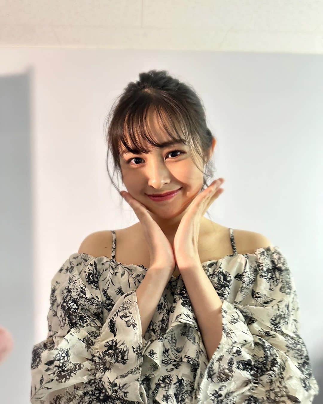 村山千夏のインスタグラム：「こんばんは。 HEP FIVEさまのWEBマガジン撮影のオフショットです。  憧れの関西弁が新鮮で帰る頃には私もエセ関西弁でした☺︎  Good evening. This is an off-shot of HEP FIVE's web magazine shoot.  The Kansai dialect, which I longed for, was fresh and by the time I got home, I was also in the fake Kansai dialect☺︎  #jk#ljk#jk3#05#05line#17歳#17yearsold #fyp#foryoupage #japan#japangirl#大阪#hepfive  さま」