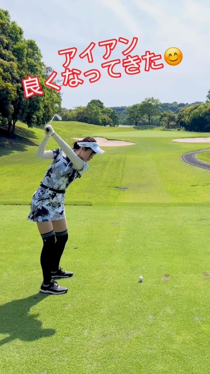 高橋としみのインスタグラム：「最近調子悪かったアイアンが やっと当たってくれるようになりまし🥹♥️  まだまだ理想じゃないけど、練習頑張ろ⛳️  セットアップのウェアは　@oakleyjapan  今期からレディースウェア開始です✨  オークリーショップ https://www.oakley.com/ja-jp/category/golf-gear GDOゴルフショップ https://shop.golfdigest.co.jp/newshop/f/genre_001015_mkr_00225?contentsid=ladieswear-brandlist/?car=inf #PR#オークリー#オークリーゴルフ#オークリーレディース#オークリーレディス#ゴルフ#ゴルフ女子#ゴルフスウィング#ゴルフ好きと繋がりたい #golf」