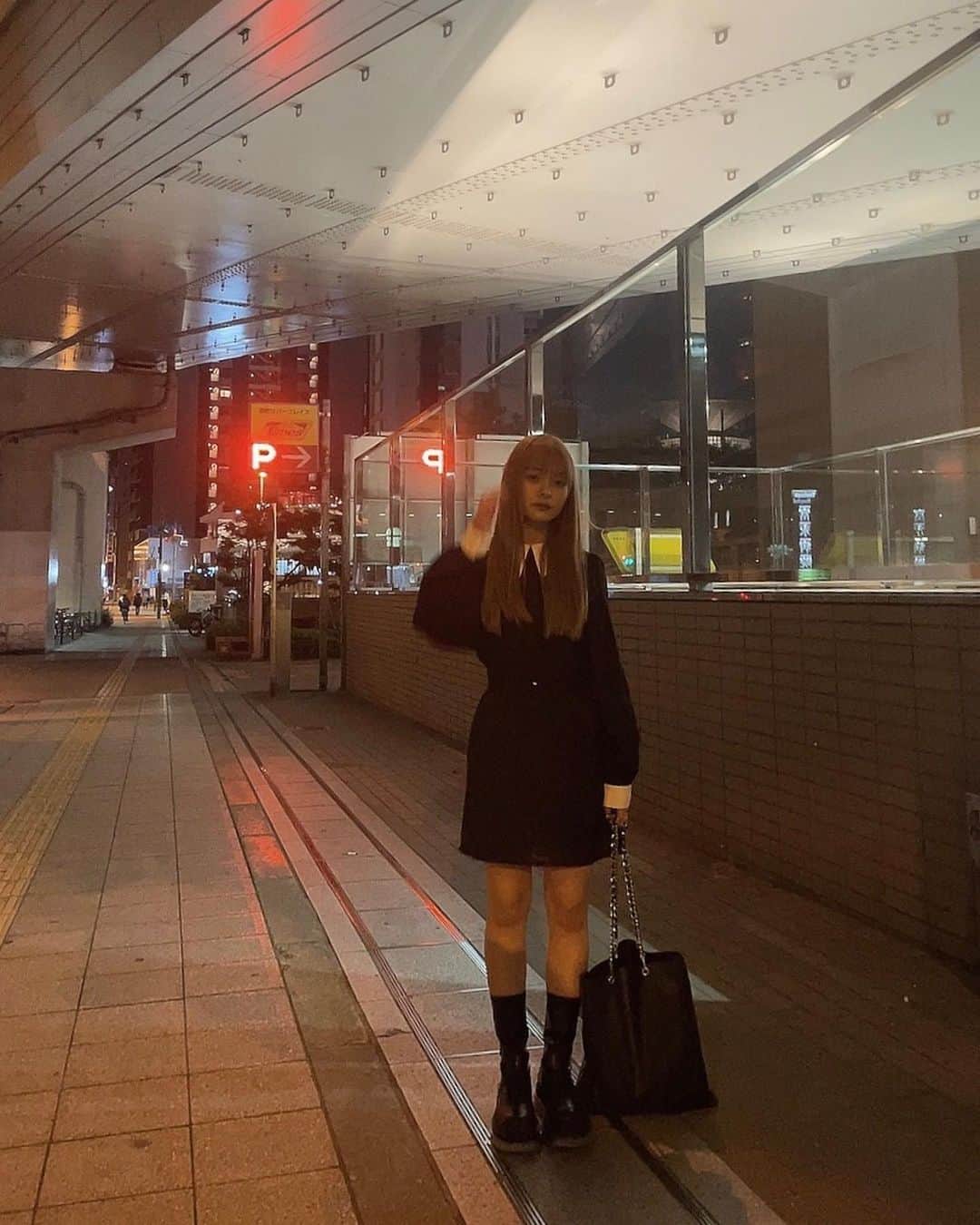 宇井優良梨のインスタグラム：「⁡ ひさしぶりのわんぴ🐦‍⬛  ⚫︎Onepiece.Bag｜@jouetie_official  ⚫︎Boots｜@emoda_official   最後へんなかおしてる 最近じゃがりこすきです🦒 期間限定パッケージがかわいすぎるんです。笑  #jouetie #emoda #uiimode #uiiblack #GENIC #宇井優良梨」