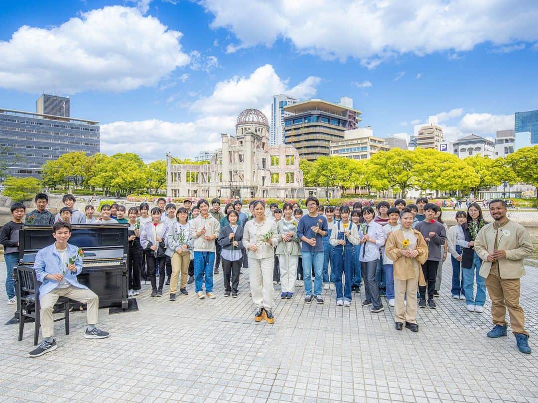 AIのインスタグラム：「Peace to the world please✨🙏世界に平和を🕊  5/21(Sun) 13:00からG7広島サミット期間中、現地広島から未来を担う子供達と一緒に平和への思いを世界中に向けて歌を通して発信します。私のYouTubeチャンネルに生配信番組ページ公開しているのでリマインダー登録お願いします✨  Please follow @lasting_peace_project   Lasting Peace for EVERY CHILD Kick-off Concert:  Global Live Performance from the location of G7 Hiroshima SummitMay 21, 2023.   Lasting Peace LIVE from Hiroshima May 21, 2023 @ 13:00 JST. Ai YouTube Channel https://youtube.com/live/n2WwJ0RCRUY   Lasting Peace Project (LPP) is a global movement launched from Japan promoting peace education with children.  It advocates global leaders to take immediate action in protecting peace, not prepare for war.  LPP explores the realities of war and conflict, and considers how it negatively impacts poverty prevention, the environment, and social equity.  Artists and students gather around Japan and the world to discuss how to create Lasting Peace and share their learnings through song and messaging.  LPP was inspired by Gandhi who said, “If we want to create a Lasting Peace…we must begin with the children.”   The kick-off concert is performed with Ai, a UNICEF volunteer, and an award-winning Japanese singer-songwriter of mixed heritage.  Ai is joined by international students based in Hiroshima.  The concert will include footage of international students learning from A-bomb survivors and participating in a discussion with them about how to create Lasting Peace.     @fumio_kishida  @g7hiroshima_mofajp  @mofajapan  Photo @kengo_miyamoto   #lastingpeace #peace #hiroshima #g7」