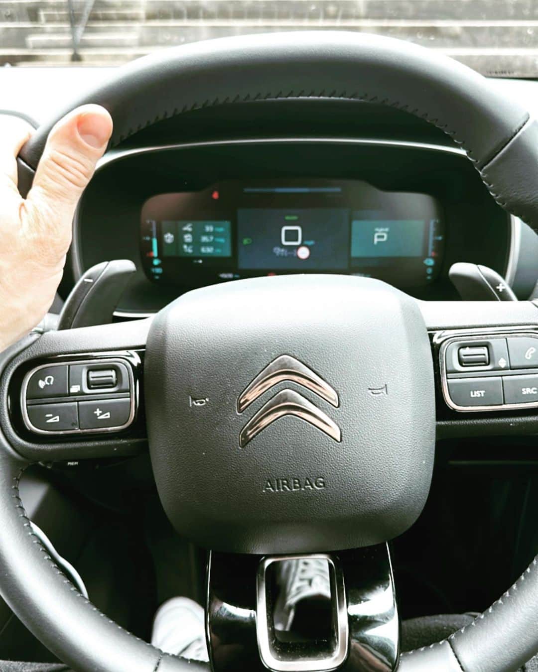 ダンカン・ジェイムスさんのインスタグラム写真 - (ダンカン・ジェイムスInstagram)「Im loving Nipping around in my @Citroënuk C5 Aircross Hybrid. Loving how comfortable it is and driving around on electric when in town ! So impressed 🥰 and what a great colour! #blue 😝 @citroenuk #citroën #C5Aircross #ad」5月11日 18時44分 - mrduncanjames