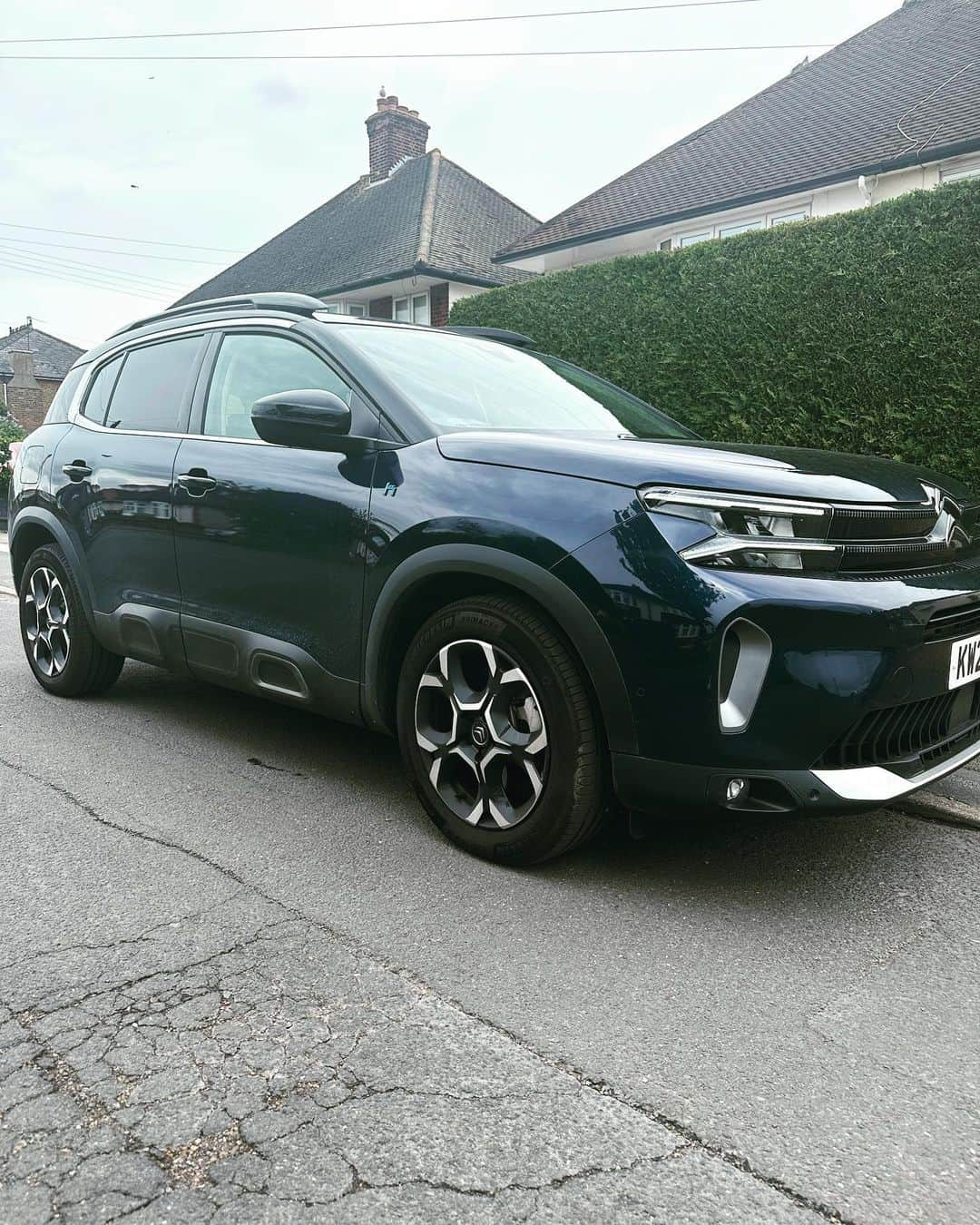 ダンカン・ジェイムスさんのインスタグラム写真 - (ダンカン・ジェイムスInstagram)「Im loving Nipping around in my @Citroënuk C5 Aircross Hybrid. Loving how comfortable it is and driving around on electric when in town ! So impressed 🥰 and what a great colour! #blue 😝 @citroenuk #citroën #C5Aircross #ad」5月11日 18時44分 - mrduncanjames