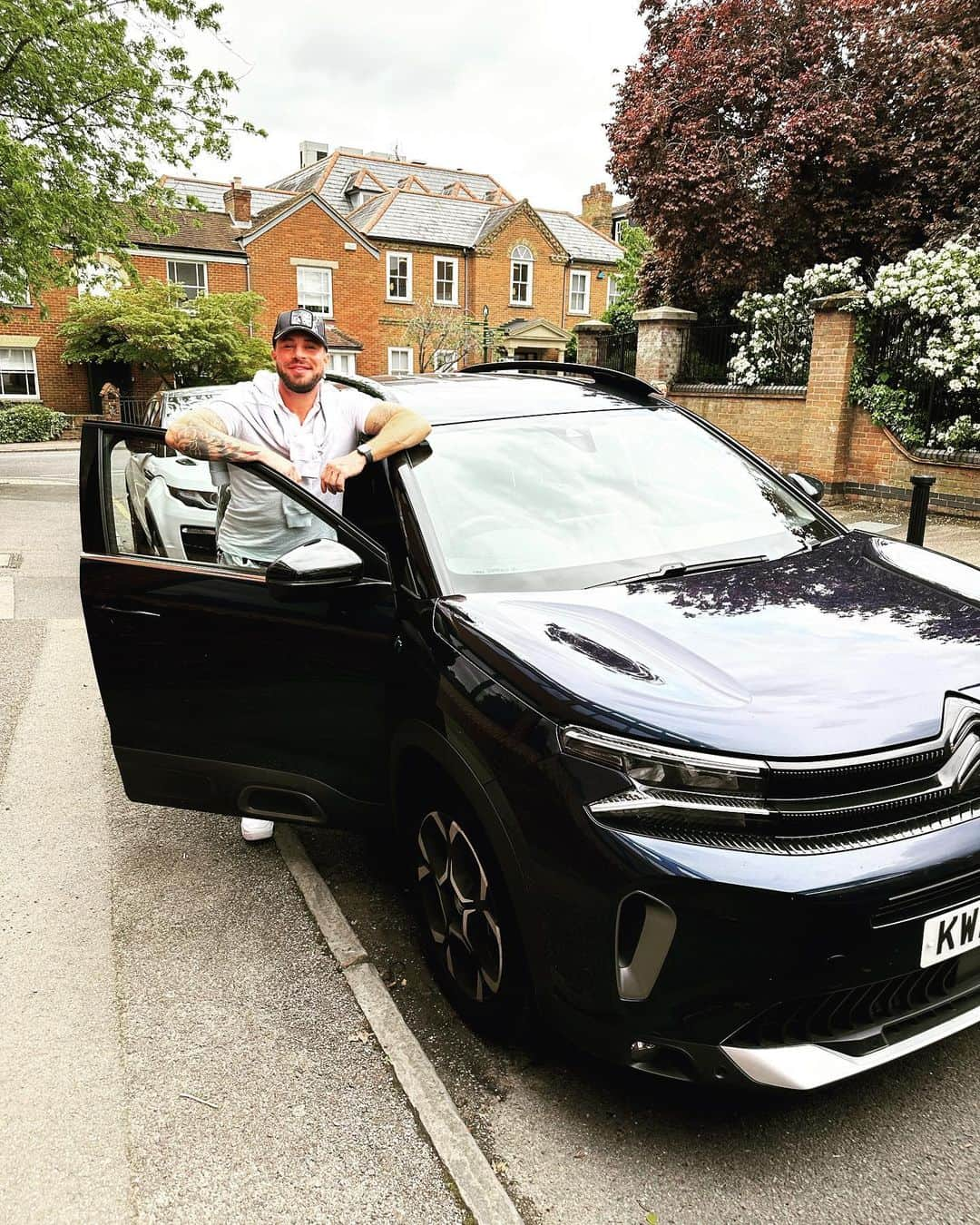 ダンカン・ジェイムスさんのインスタグラム写真 - (ダンカン・ジェイムスInstagram)「Im loving Nipping around in my @Citroënuk C5 Aircross Hybrid. Loving how comfortable it is and driving around on electric when in town ! So impressed 🥰 and what a great colour! #blue 😝 @citroenuk #citroën #C5Aircross #ad」5月11日 18時44分 - mrduncanjames