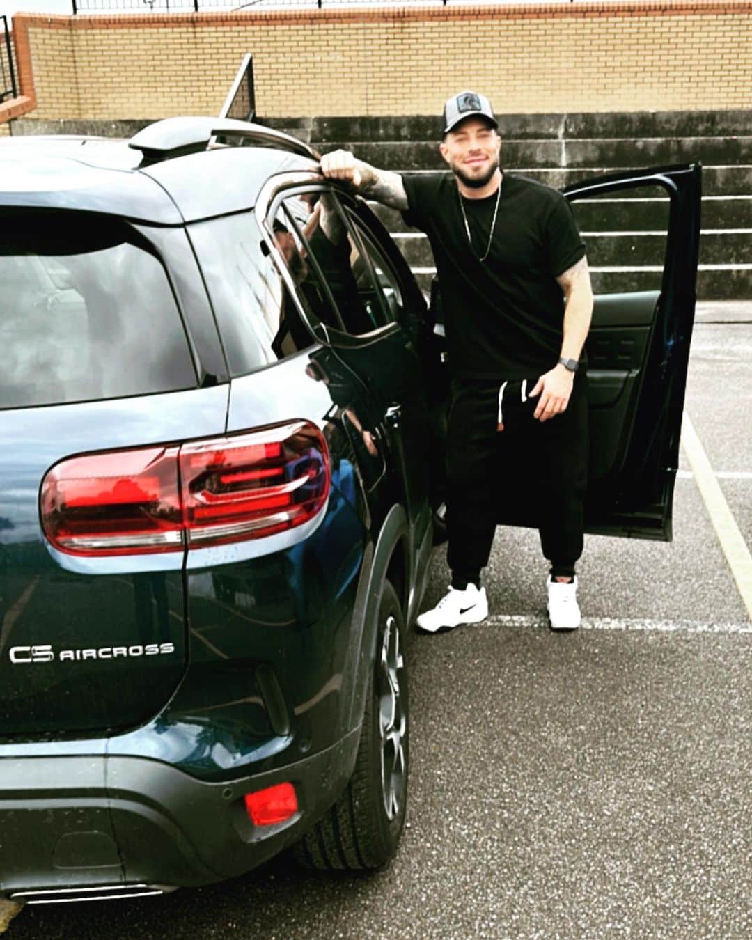ダンカン・ジェイムスさんのインスタグラム写真 - (ダンカン・ジェイムスInstagram)「Im loving Nipping around in my @Citroënuk C5 Aircross Hybrid. Loving how comfortable it is and driving around on electric when in town ! So impressed 🥰 and what a great colour! #blue 😝 @citroenuk #citroën #C5Aircross #ad」5月11日 18時44分 - mrduncanjames