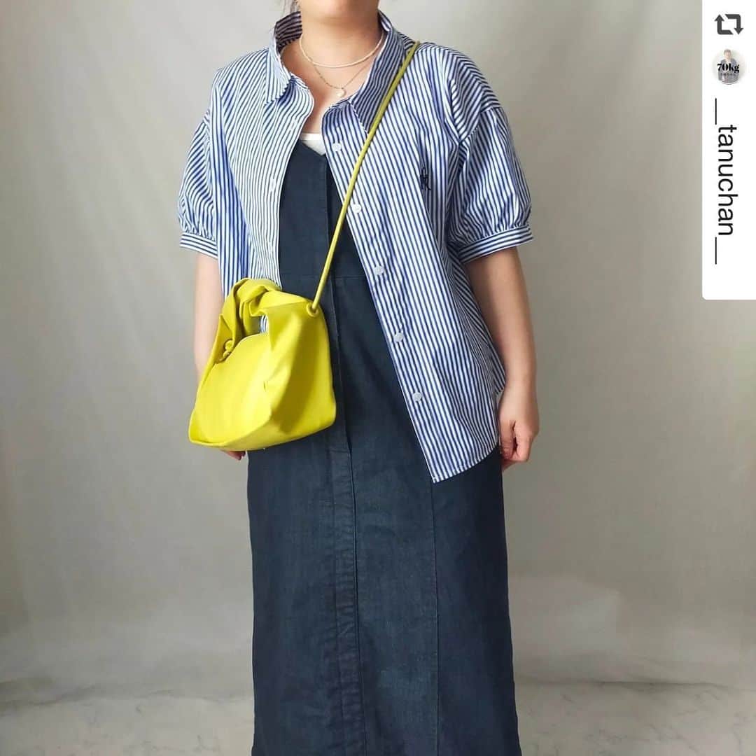 【公式】noannuさんのインスタグラム写真 - (【公式】noannuInstagram)「. これからの時期にぴったり🌞 . 人気のワンポイント刺繍ブラウスを、 フォロワーさまが素敵に コーディネートしてくださいました👏  .  ＊ブロードワンポイント刺繍ブラウス 品番: 393524  税込価格3,278円  .  Tシャツの上に羽織っても サマになるデザイン😚 . 重ね着しても安心な、 サラッと素材を使用しているので、 暑い日でも快適なんです🤭 . もちろん体型カバーや着心地にも こだわっています🙆‍♀️ . ぽわんとカワイイお袖は カフスデザインで気になる二の腕を カバーしてくれます💖 . お客さまのようにカフスボタンを外して着ても、 ラフに着こなせる😆 . ワンピにも、スカートにも、パンツにも いろんなコーデに取り入れていただき ありがとうございます〜💓 . カラーの小物使いもオシャレです👏 . 一目惚れいただいたとのこと、 とっても嬉しいですー😭❤️ . 皆さまもぜひ参考にして、 色々なコーディネートを お楽しみください🎶 .  #repost @__tanuchan__ via @PhotoAroundApp  161cm70kgたぬちゃんです🦝イオンのぽっちゃりサイズのノアンヌの売り場でシャツに一目惚れ💙  かわいいーーーー！！ さわやかだわ🥺  3Lから展開やったもんで3Lにしました！ボディーはかなりゆったりで、腕は少し余裕ありやけど、運転の時に腕ガッッてなるから開けっ放しにしたらノーストレス👍✨  うん、かわいい!  靴はアイボリーのニットパンプス履いた👀  これかなり着回しできそう🥸  シャツ @noannnu_jp  #ぽっちゃり#ぽっちゃり大人女子#イオン購入品#ノアンヌ#ぽっちゃりサイズのノアンヌ#ブルーコーデ  . こちらは、 オンラインショップでも販売中です💁‍♀  . #noannu . をつけてコーデを投稿して頂くと. こちらでも紹介させて頂きます🥰 . 皆さんの可愛いコーデ、 楽しみにしています🎵  #体型カバー #スッキリ見え  #お悩み解決　#着痩せコーデ　 #着回しコーデ　#着回し　  #おしゃれな人と繋がりたい #ぽっちゃりさんと繋がりたい #ぽっちゃり女子と繋がりたい #ぽっちゃりコーデ #プラスサイズ #プラスサイズコーデ  #プチプラ #プチプラコーディネート #プチプラコーデ   #ぽっちゃりサイズのノアンヌ #ノアンヌ #コーデ #ファッション #ぽっちゃりサイズ #大きいサイズ #ファッション #コーディネート #イオン #ぽっちゃりサイズのnoannu」5月11日 18時45分 - noannnu_jp