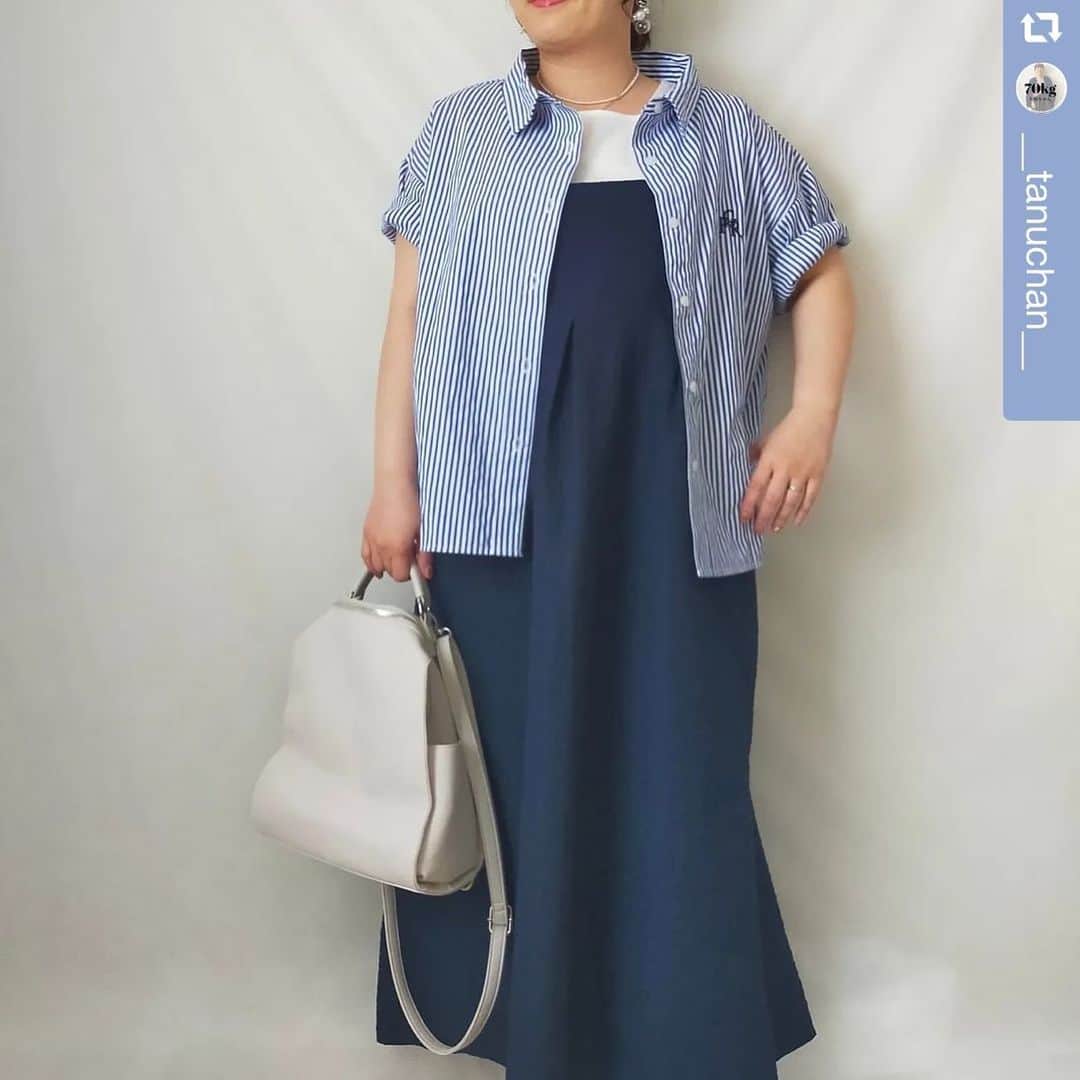 【公式】noannuさんのインスタグラム写真 - (【公式】noannuInstagram)「. これからの時期にぴったり🌞 . 人気のワンポイント刺繍ブラウスを、 フォロワーさまが素敵に コーディネートしてくださいました👏  .  ＊ブロードワンポイント刺繍ブラウス 品番: 393524  税込価格3,278円  .  Tシャツの上に羽織っても サマになるデザイン😚 . 重ね着しても安心な、 サラッと素材を使用しているので、 暑い日でも快適なんです🤭 . もちろん体型カバーや着心地にも こだわっています🙆‍♀️ . ぽわんとカワイイお袖は カフスデザインで気になる二の腕を カバーしてくれます💖 . お客さまのようにカフスボタンを外して着ても、 ラフに着こなせる😆 . ワンピにも、スカートにも、パンツにも いろんなコーデに取り入れていただき ありがとうございます〜💓 . カラーの小物使いもオシャレです👏 . 一目惚れいただいたとのこと、 とっても嬉しいですー😭❤️ . 皆さまもぜひ参考にして、 色々なコーディネートを お楽しみください🎶 .  #repost @__tanuchan__ via @PhotoAroundApp  161cm70kgたぬちゃんです🦝イオンのぽっちゃりサイズのノアンヌの売り場でシャツに一目惚れ💙  かわいいーーーー！！ さわやかだわ🥺  3Lから展開やったもんで3Lにしました！ボディーはかなりゆったりで、腕は少し余裕ありやけど、運転の時に腕ガッッてなるから開けっ放しにしたらノーストレス👍✨  うん、かわいい!  靴はアイボリーのニットパンプス履いた👀  これかなり着回しできそう🥸  シャツ @noannnu_jp  #ぽっちゃり#ぽっちゃり大人女子#イオン購入品#ノアンヌ#ぽっちゃりサイズのノアンヌ#ブルーコーデ  . こちらは、 オンラインショップでも販売中です💁‍♀  . #noannu . をつけてコーデを投稿して頂くと. こちらでも紹介させて頂きます🥰 . 皆さんの可愛いコーデ、 楽しみにしています🎵  #体型カバー #スッキリ見え  #お悩み解決　#着痩せコーデ　 #着回しコーデ　#着回し　  #おしゃれな人と繋がりたい #ぽっちゃりさんと繋がりたい #ぽっちゃり女子と繋がりたい #ぽっちゃりコーデ #プラスサイズ #プラスサイズコーデ  #プチプラ #プチプラコーディネート #プチプラコーデ   #ぽっちゃりサイズのノアンヌ #ノアンヌ #コーデ #ファッション #ぽっちゃりサイズ #大きいサイズ #ファッション #コーディネート #イオン #ぽっちゃりサイズのnoannu」5月11日 18時45分 - noannnu_jp