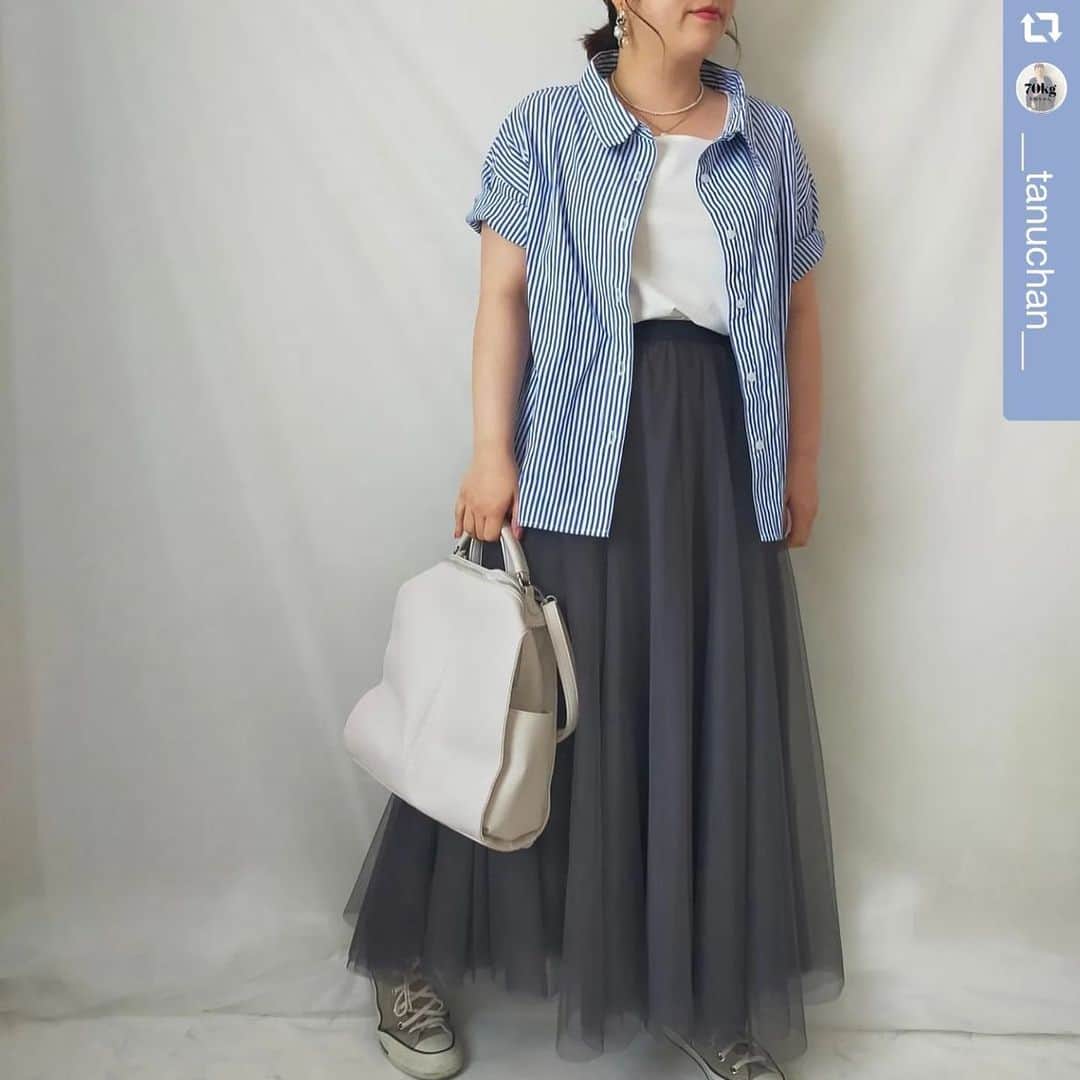 【公式】noannuさんのインスタグラム写真 - (【公式】noannuInstagram)「. これからの時期にぴったり🌞 . 人気のワンポイント刺繍ブラウスを、 フォロワーさまが素敵に コーディネートしてくださいました👏  .  ＊ブロードワンポイント刺繍ブラウス 品番: 393524  税込価格3,278円  .  Tシャツの上に羽織っても サマになるデザイン😚 . 重ね着しても安心な、 サラッと素材を使用しているので、 暑い日でも快適なんです🤭 . もちろん体型カバーや着心地にも こだわっています🙆‍♀️ . ぽわんとカワイイお袖は カフスデザインで気になる二の腕を カバーしてくれます💖 . お客さまのようにカフスボタンを外して着ても、 ラフに着こなせる😆 . ワンピにも、スカートにも、パンツにも いろんなコーデに取り入れていただき ありがとうございます〜💓 . カラーの小物使いもオシャレです👏 . 一目惚れいただいたとのこと、 とっても嬉しいですー😭❤️ . 皆さまもぜひ参考にして、 色々なコーディネートを お楽しみください🎶 .  #repost @__tanuchan__ via @PhotoAroundApp  161cm70kgたぬちゃんです🦝イオンのぽっちゃりサイズのノアンヌの売り場でシャツに一目惚れ💙  かわいいーーーー！！ さわやかだわ🥺  3Lから展開やったもんで3Lにしました！ボディーはかなりゆったりで、腕は少し余裕ありやけど、運転の時に腕ガッッてなるから開けっ放しにしたらノーストレス👍✨  うん、かわいい!  靴はアイボリーのニットパンプス履いた👀  これかなり着回しできそう🥸  シャツ @noannnu_jp  #ぽっちゃり#ぽっちゃり大人女子#イオン購入品#ノアンヌ#ぽっちゃりサイズのノアンヌ#ブルーコーデ  . こちらは、 オンラインショップでも販売中です💁‍♀  . #noannu . をつけてコーデを投稿して頂くと. こちらでも紹介させて頂きます🥰 . 皆さんの可愛いコーデ、 楽しみにしています🎵  #体型カバー #スッキリ見え  #お悩み解決　#着痩せコーデ　 #着回しコーデ　#着回し　  #おしゃれな人と繋がりたい #ぽっちゃりさんと繋がりたい #ぽっちゃり女子と繋がりたい #ぽっちゃりコーデ #プラスサイズ #プラスサイズコーデ  #プチプラ #プチプラコーディネート #プチプラコーデ   #ぽっちゃりサイズのノアンヌ #ノアンヌ #コーデ #ファッション #ぽっちゃりサイズ #大きいサイズ #ファッション #コーディネート #イオン #ぽっちゃりサイズのnoannu」5月11日 18時45分 - noannnu_jp