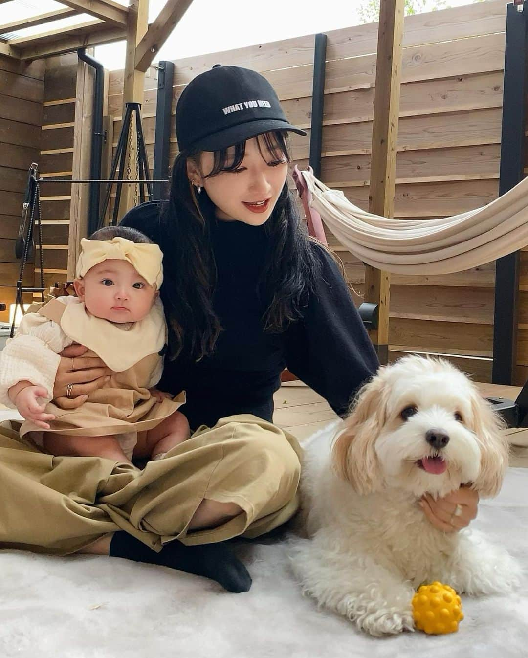 あんちゃんさんのインスタグラム写真 - (あんちゃんInstagram)「👶🏻🐶💕  旅行記録📝 家族団欒シリーズ👨🏻👩🏻🐶👶🏻  すでに投稿済みの写真もあるけど 家族で写ってる写真をまとめてみました❤️  たまにはこんな記録もありかなと☺️  あんちゃんしか見たくない人は スルーしてね🤣🙌  夜コテージでまったりしてて なんか視線を感じ ふとを横を見たらコレ👶🏻🐶 （１・２枚目）  可愛すぎて息止まったよぉおお🤦🏻‍♀️💘笑  家族写真に写るあんちゃんは どのお顔もとても幸せそうな笑顔で こっちが幸せな気持ちになる😭✨  あんちゃんのおかげで 家族時間がより豊かに より幸福度高い時間になってる🥰  あんちゃんありがとう❤️  夜「あれ？パパとあんちゃんどこだろ…」 と思ったら 外のハンモックでイチャイチャしてたの🤣 ふたりとも可愛すぎ🤣🤣 （８枚目動画）  ９枚目動画の 夜中開催されてた ファンに塩対応な握手会🤝笑  コレ結構お気に入りだから あとでリールに残そうかな😂  最後の写真は チェックアウトの時に 宿の方が撮ってくれました📷✨  私がなんとも微妙な笑顔してるけど 息子と娘が可愛く写ってるから 気に入ってる🤣🫶  これで @the_base_glamping_yugawara さんに お泊まりした投稿はおしまい❤️  またぜひ 利用したいと思います🏡♨️  ありがとうございました😚  #キャバションあんちゃん #thebaseglampingyugawara   #あんちゃん　#ぬいぐるみ犬 #スヌーピー  #スヌーピー犬 #キャバション　#キャバビション　 #キャバリア #キャバリアキングチャールズスパニエル #ビションフリーゼ　 #犬  #いぬすたぐらむ #犬のいる暮らし  #わんこなしでは生きていけません会 #いぬのきもち  #犬好きな人と繋がりたい #短足部　#比熊犬 #doglove #cavachon #inustagram #puppy  #snoopy #andy #멍스타그램 #개스타그램　#댕스마스」5月11日 18時56分 - anchan_0115_andy