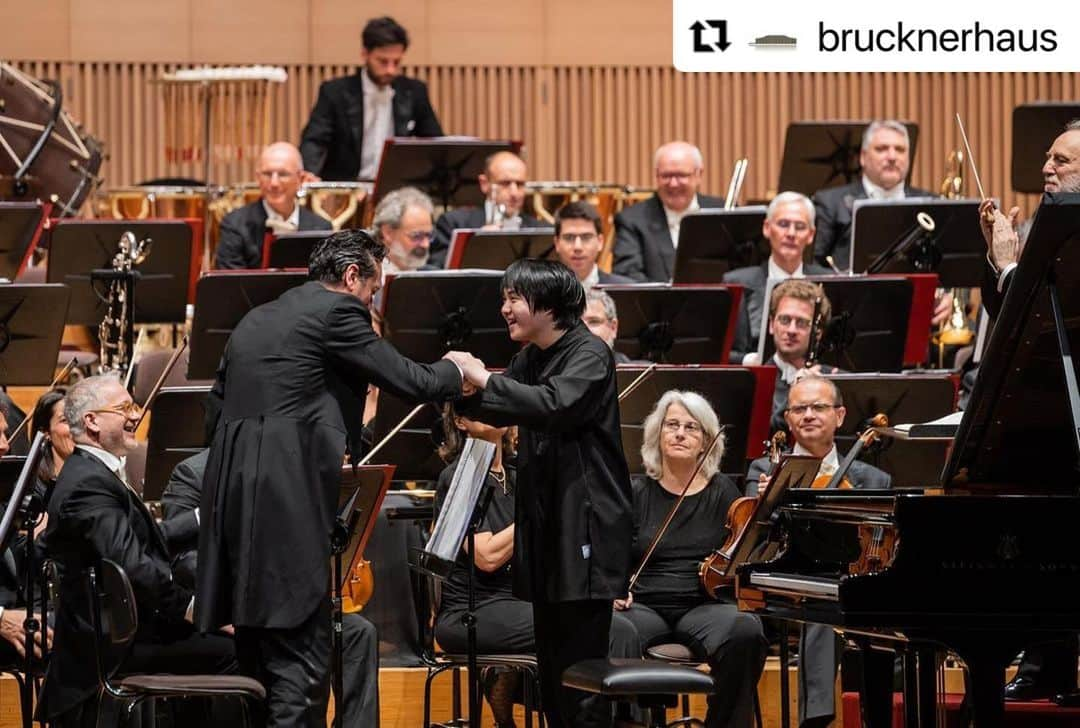 藤田真央さんのインスタグラム写真 - (藤田真央Instagram)「Extremely happy to joined the European tour with @filarmonicadellascala and Riccardo Chailly. We had an unforgettable experiences every concerts in Brescia, Bergamo, Budapest, Vienna, and finally Linz. Appreciate all of you! Grazie mille!  いやはや、濃密でした。  #alla #della #scala #orchestra #with #rachmaninoff #3 #grazie」5月11日 18時56分 - maofujita_piano