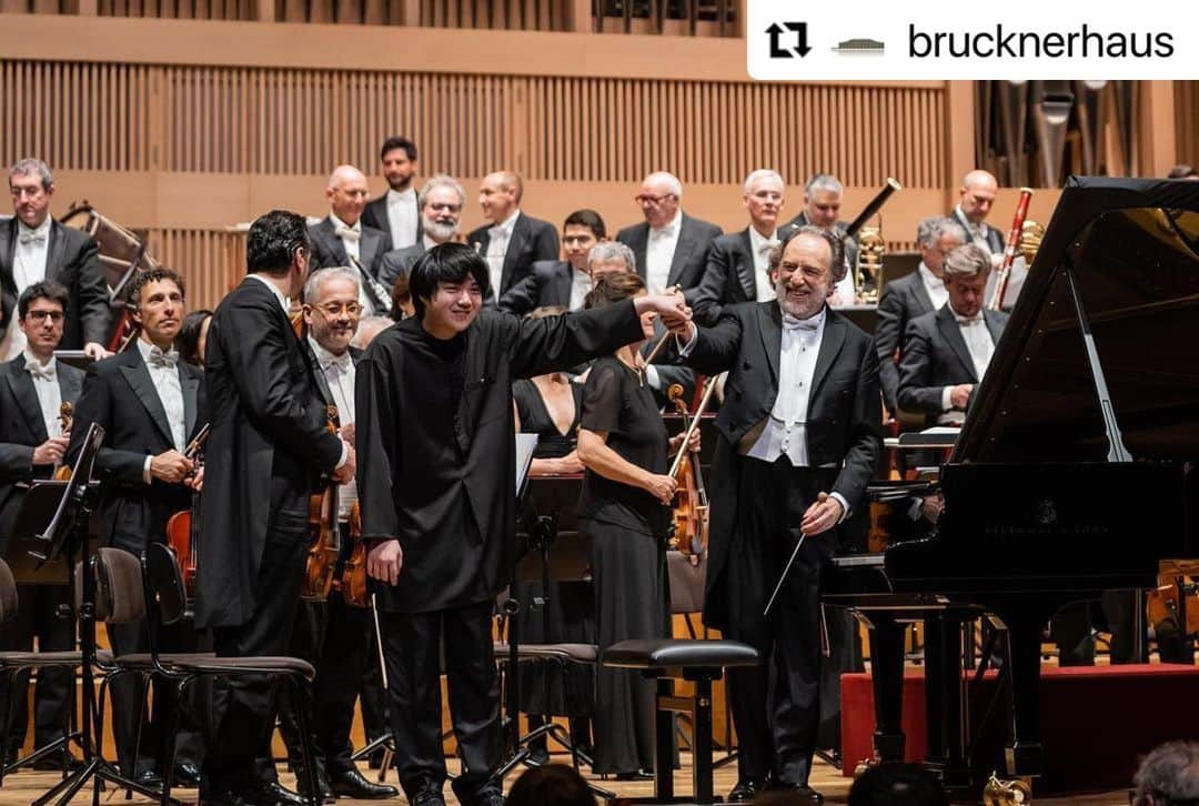 藤田真央さんのインスタグラム写真 - (藤田真央Instagram)「Extremely happy to joined the European tour with @filarmonicadellascala and Riccardo Chailly. We had an unforgettable experiences every concerts in Brescia, Bergamo, Budapest, Vienna, and finally Linz. Appreciate all of you! Grazie mille!  いやはや、濃密でした。  #alla #della #scala #orchestra #with #rachmaninoff #3 #grazie」5月11日 18時56分 - maofujita_piano