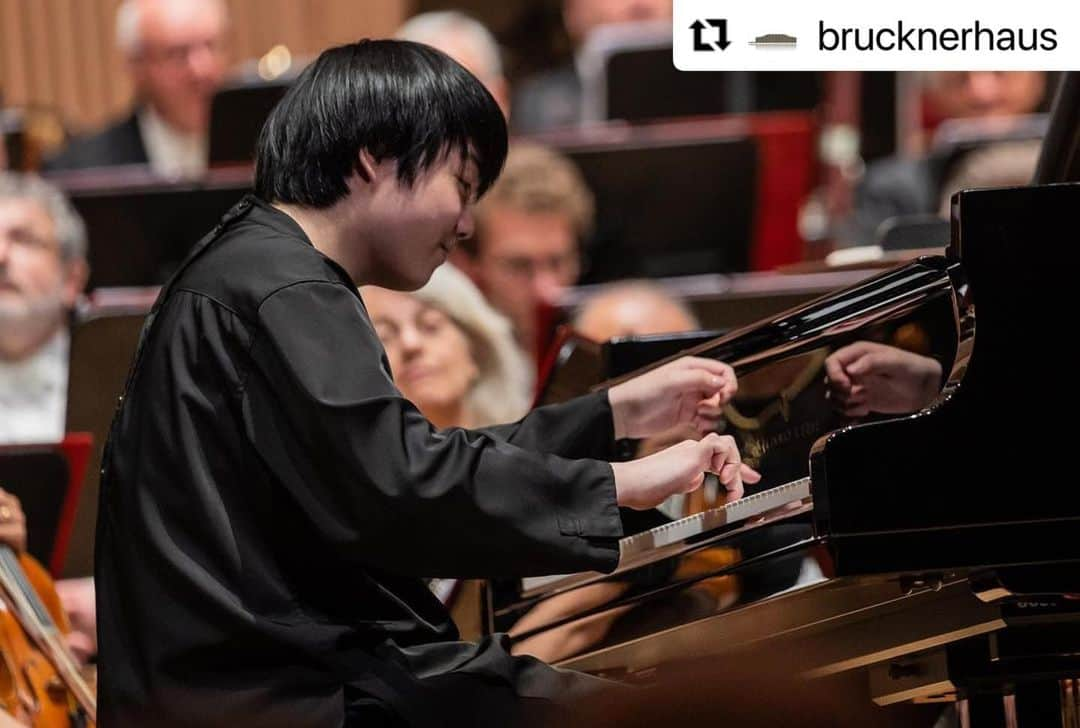 藤田真央さんのインスタグラム写真 - (藤田真央Instagram)「Extremely happy to joined the European tour with @filarmonicadellascala and Riccardo Chailly. We had an unforgettable experiences every concerts in Brescia, Bergamo, Budapest, Vienna, and finally Linz. Appreciate all of you! Grazie mille!  いやはや、濃密でした。  #alla #della #scala #orchestra #with #rachmaninoff #3 #grazie」5月11日 18時56分 - maofujita_piano