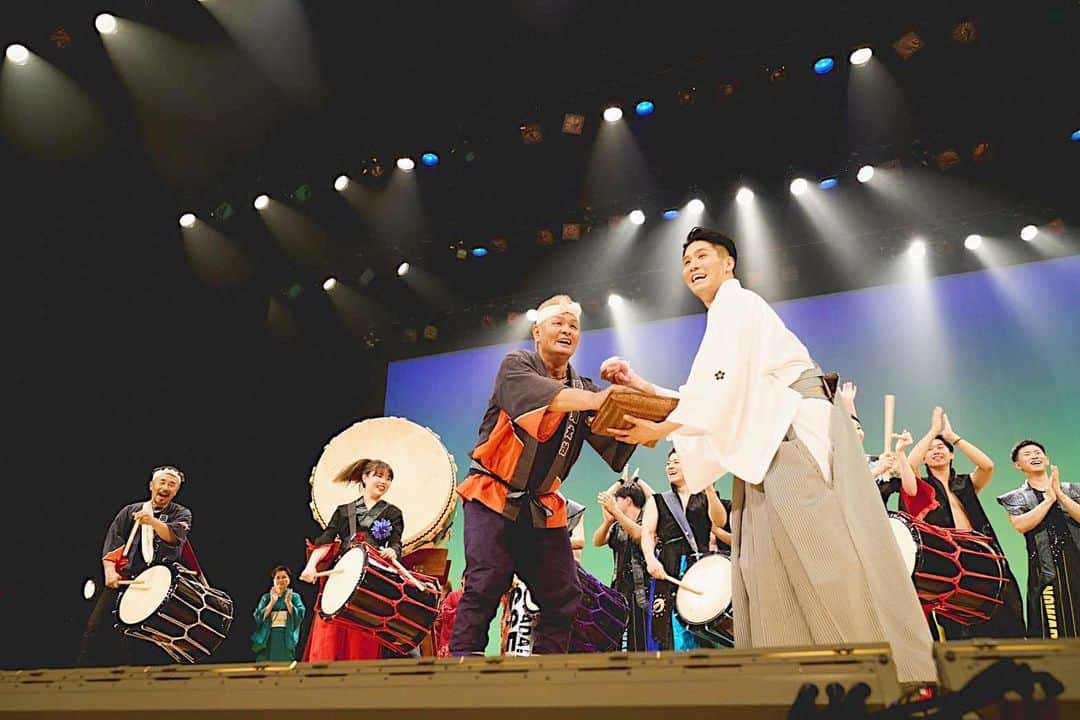 梅川壱ノ介（舞踊家）のインスタグラム：「𝑭𝒊𝒏𝒂𝒍𝒆 ￣￣￣￣￣￣￣￣￣￣￣￣￣￣￣￣￣￣￣￣￣￣￣ Vol.2  NISHIDAN  同じ故郷、日田市にある太鼓集団《岳滅鬼太鼓》さまと初めてのコラボレーション舞台をさせていただきました。  日田市を愛し、一つの舞台を作ることは何かまた一つ新しい道が見えて来た気がしました。これからも芸道に精進し、故郷へ恩返しができる人間になっていきたいと思います。  いつも応援してくださり、ありがとうございます！  #梅川壱ノ介 #舞踊家 #日本舞踊 #太鼓と日本舞踊 #岳滅鬼太鼓 #日田市 #ClassicJapanesedance #traditionaljapanesedance」