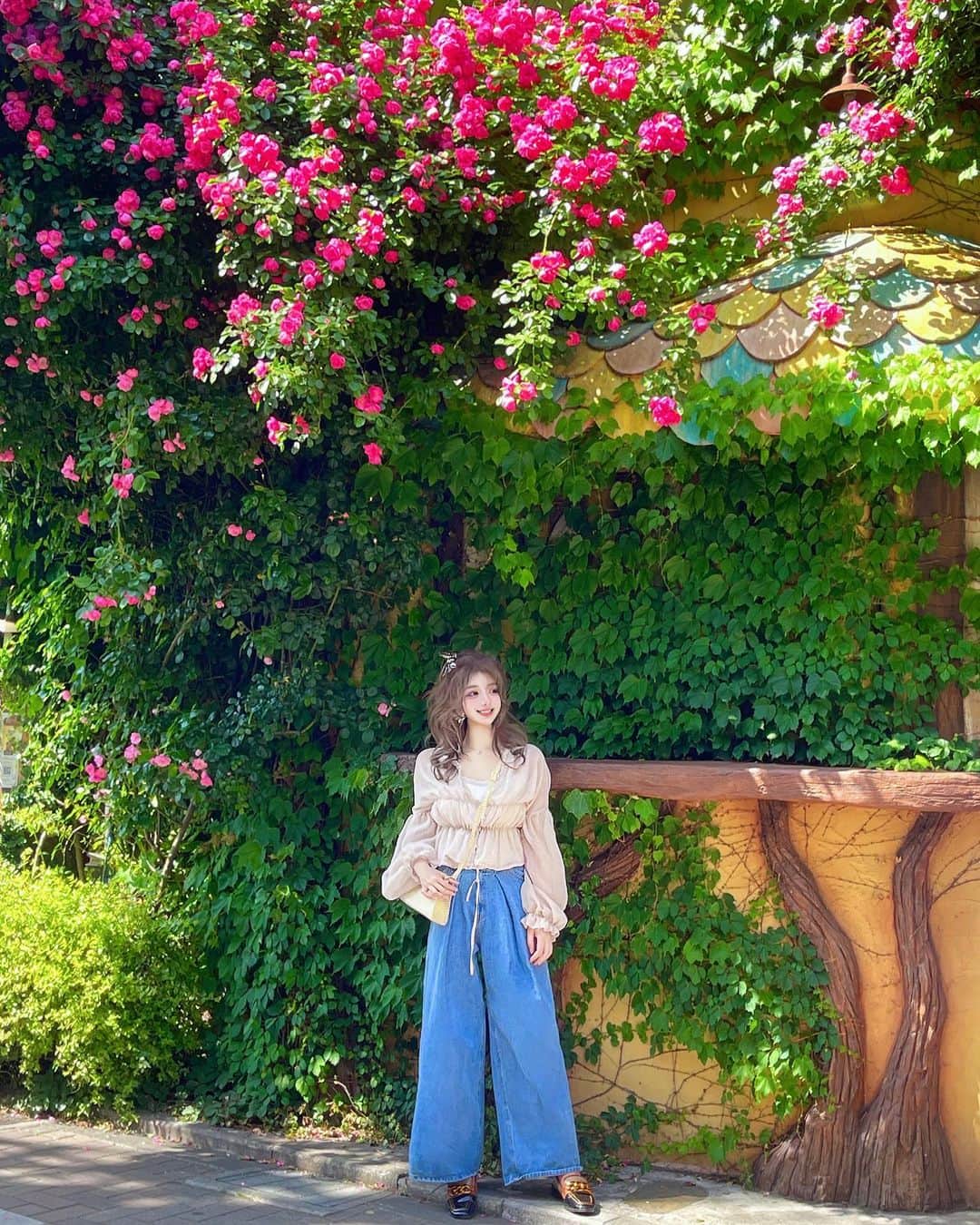 くまくまくまのインスタグラム：「・ そろそろ夏だから、ダイエットも美白も頑張らないと💪☀️  #今日のコーデ #トップス @graxia_official   ボタン外すと、カーディガンとしても使えるし、日焼けも防げるし、今の季節にちょうどいい♡  #夏コーデ#夏服コーデ#雰囲気女子#雰囲気推してください#韓国ファッション#ファッションコーデ#ootdshare#お出かけコーデ#大人かわいい#大人可愛い#大人可愛いコーデ#大人かわいいスタイル#大人カジュアルコーデ#カジュアルコーデ#韓国っぽ#韓国っぽコーデ#パンツコーデ#デイリーコーデ#エレガント#エレガントコーデ#カジュアルコーデ#カジュアルガーリー#デニムコーデ」