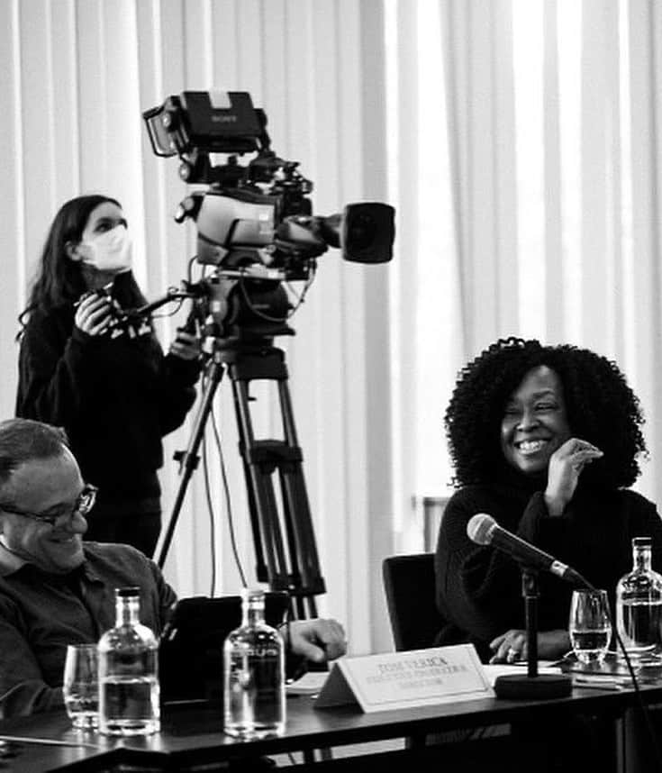 のインスタグラム：「Another BTS pack from 1st table read with partner @shondarhimes to @juliaquinnauthor cameo, cast and crew and beyond. #QueenCharlotte @bridgertonnetflix @netflix #directorsPOV」