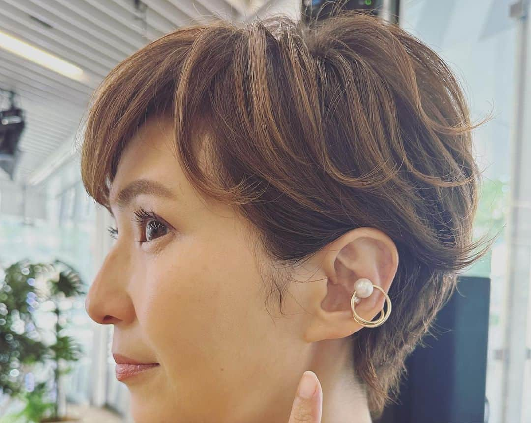 徳永有美さんのインスタグラム写真 - (徳永有美Instagram)「今日はうれしいことがあった。 なつかしいこともあった。 ヒヤヒヤするようなこともあって、肝を冷やした。 生きてると毎日いろんなことがある。 どうかみんな、安全で健康で無事で。  2023.5.11 スタイリング @vendomeaoyama_official  @lanvincollection  @naturali_jewelry  @manganji_touko  スタイリング @emi_ogiwara」5月11日 18時53分 - yumi_tokunaga.official