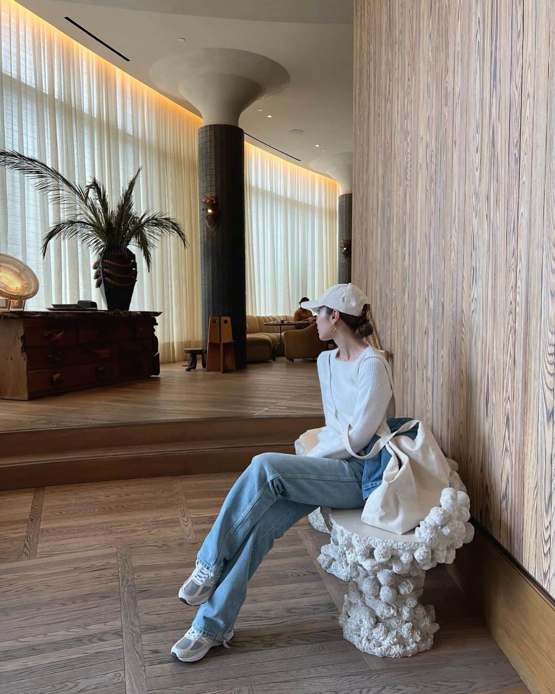 渡邊智子さんのインスタグラム写真 - (渡邊智子Instagram)「. @gubiofficial の家具が置いてあるホテル。 ここの雰囲気やインテリアが好きすぎた🤍 @santamonicaproper」5月11日 18時54分 - _tomomon