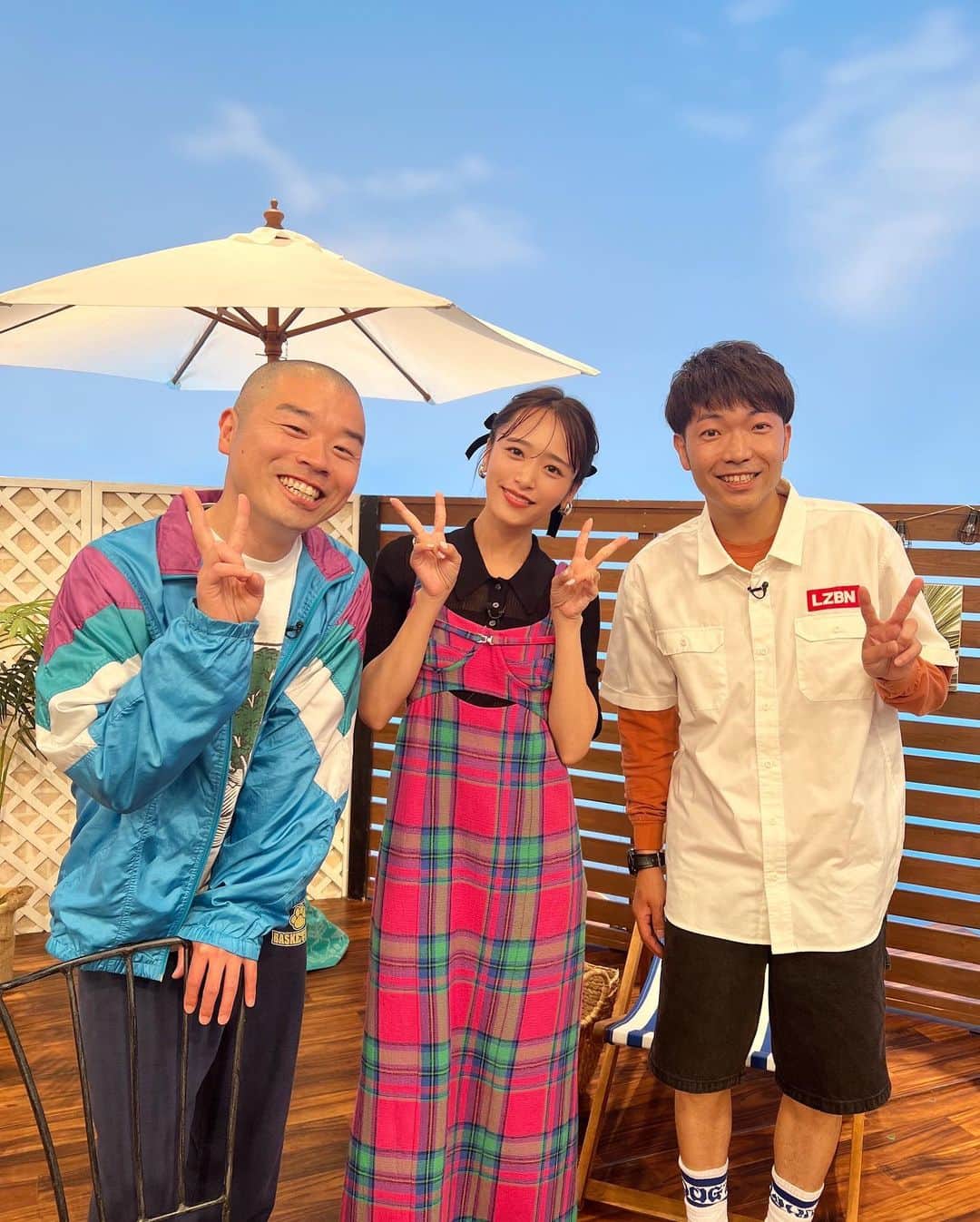 近藤千尋のインスタグラム：「今月も、スロイジ📺 ありがとうございました🩵🫶🏻  大好きなお兄さんアキナのお二人🎵 いつも優しい空気感に癒されますぅ🥹  #近藤千尋衣装  one-piece @maisonspecial_women tops @estnation_jp pierce @abiste_official shoes @dianashoespress  明日はラヴィット🩷🩷  喉が乾燥でやられてるよう、 みんなは体調大丈夫かな🥺🩵  今日はお昼まで無事に雨ももって 楽しい遠足でした😘🎵」
