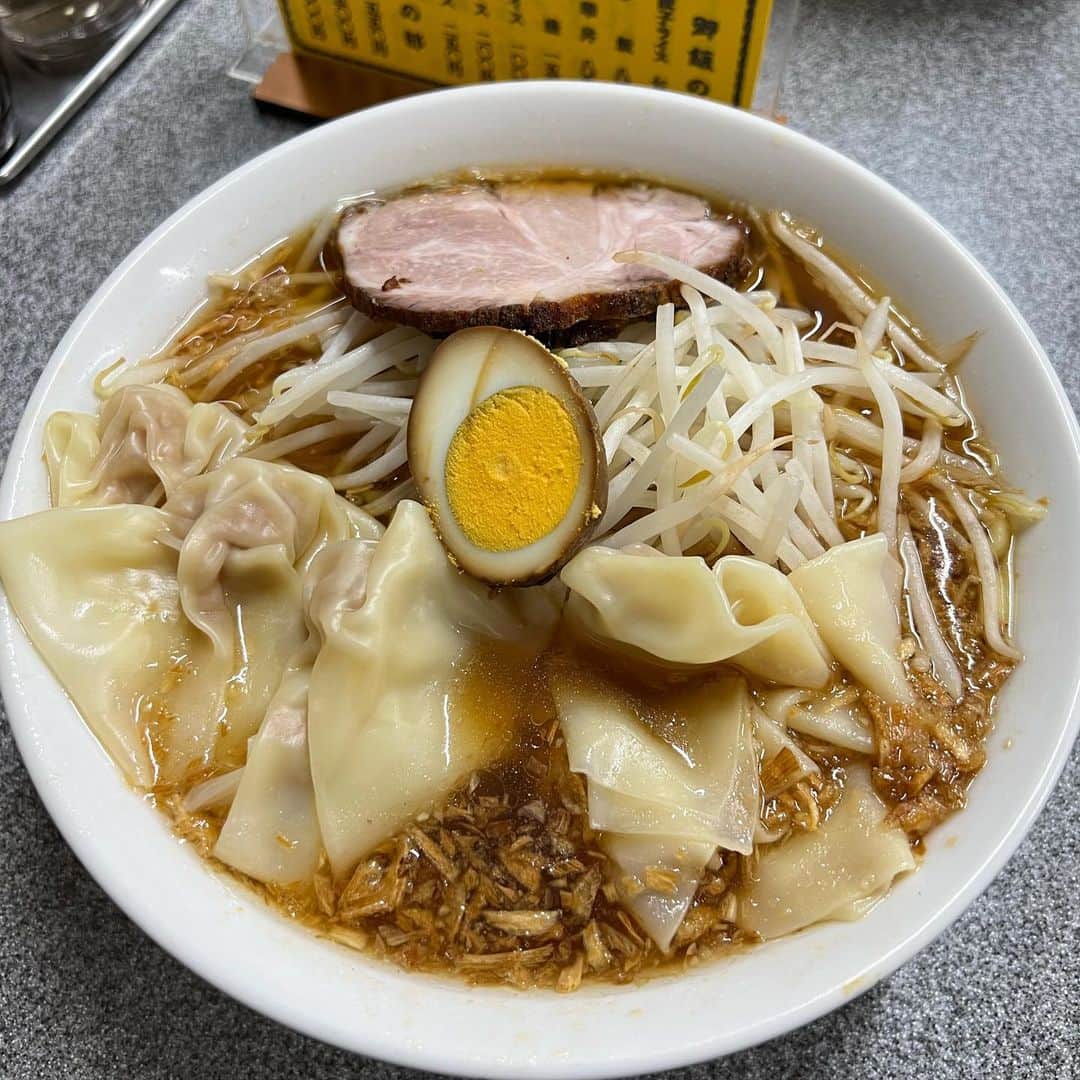 のインスタグラム：「2023年の二十三杯目🍜  中華麺店 喜楽 (渋谷)  ワンタン麺  美味しゅうございました🙏  ⭐️⭐️⭐️⭐️」