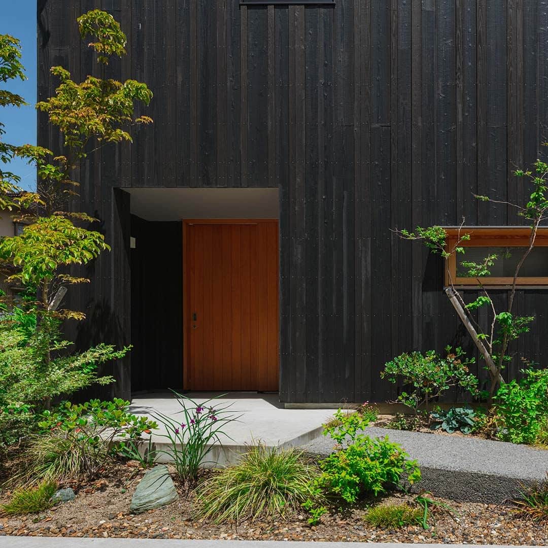 コラボハウス一級建築士事務所さんのインスタグラム写真 - (コラボハウス一級建築士事務所Instagram)「焼杉壁+切妻屋根 緑の木々が映える焼杉の家。 ----------------------------------------------------- コラボハウスは 設計士と直接話して家づくりをする設計士事務所です。 「住みやすく使いやすい、ちょっとカッコいい家」 をコンセプトに家づくりのお手伝いをしています。 土地探し、間取りづくり、デザイン、家具選び 資金計画、工事、メンテナンスまで設計士に全部お任せ。 DMやHPからお気軽にお問い合わせください。 ------------------------------------------------------ #外観デザイン #ファサード #焼杉 #黒 #切妻屋根 #植栽 #和モダン #円卓 #無垢床 #大窓 #快適な暮らし #木製サッシ #ダイニング #造作 #リネン #ワークスペース #自分らしい暮らし #デザイナーズ住宅 #注文住宅新築 #設計士と直接話せる #設計士とつくる家 #コラボハウス #インテリア #愛媛 #香川 #岡山 #大阪 #徳島 #秋田 #マイホーム」5月11日 19時00分 - collabo_house
