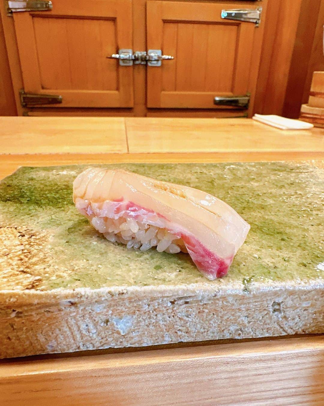 葉月沙耶さんのインスタグラム写真 - (葉月沙耶Instagram)「🍣🤍  鮨𓌉𓇋 𝑙𝑢𝑛𝑐ℎ𓌉𓇋 ‎  すし いわお @iwao_sushi   本当に美味しすぎてほっぺ落としました( ᐡᴗ ̫ \ᐡ)‪‪♡  世界一好きな食べ物で、本当に美味しすぎてしあわせの極みでした‪‪❤︎‬  美味しくて楽しくて最高な日でした(,,> <,,)💗  #鮨 #鮨スタグラム #鮨好きな人と繋がりたい #赤坂見附 #赤坂見附ランチ #赤坂見附ディナー #snidel #snidelbeauty #すしいわお #すし #🍣」5月11日 19時00分 - sayapon_310