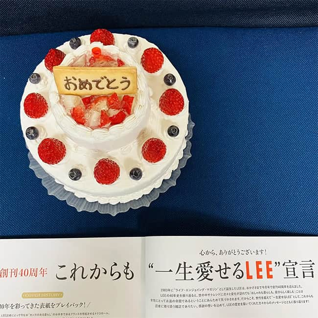 LEEさんのインスタグラム写真 - (LEEInstagram)「専属ブロガー・LEE100人隊のブログをご紹介！ 本日は「LEE6月号の感想」を5人分ピックアップ♪  2枚目）No.008 すずさん 「LEE6月号『これからも“一生愛せる”LEE宣言』のページには歴代の表紙が載っています。20代から読んでいると思っていたLEEですが、その中から覚えている表紙や内容で10代後半から読んでいることに気が付きました！ 創刊40周年のタイミングで100人隊としてLEEに関われていることが信じられず、光栄で、なんとも不思議な日々です」  3枚目）TB nahoさん  「以前からLEEの別冊付録の大ファンで、気に入ったものは使い込んでページがクタクタに。栗原はるみさんの別冊付録もお気に入りで、この1冊をベースにいろいろと作りこむこともありました」  4枚目）TB こももさん  「LEE6月号のファッション特集は大好きなワンピース！ 中でもかぶるだけワンピを多く持っています。このGWも『mizuiro ind （ミズイロインド）』のタックワンピースを着ていました」  5枚目）TB みぽぽさん  「とっても楽しみにしていた今月号の別冊付録『みんなの「おいしいLEEレシピ」100』！ LEEのレシピ付録はいつも永久保存版です。今まで作ったことがあるレシピの中でお気に入りは、シンガポールチキンライスです」  6・7枚目）No.083 nattiさん  「LEEカジュアルの永久定番『やっぱりかごが好き！』。わたしも無類のかご好きです♡  定番でいて永遠の憧れのeb.a.gosから、これからの季節にピッタリの爽やかで軽い印象のかごまで紹介されています。蛯原友里さんのキュートな笑顔とともに楽しめる特集です」  #magazinelee #LEEweb #LEE100人隊　#LEE100人隊ブログ紹介　#LEE読者ブロガー #LEE100人隊トップブロガー　#LEE公式ブロガー　#ブロガー #エバゴス #かごバッグ #バッグ #おいしいLEEレシピ #栗原はるみ #ミズイロインド #ワンピース #白ワンピース #春コーデ #レシピ #ワンピースコーデ #白ワンピースコーデ #mizuiroind #レペット #repetto #LEE6月号レビュー #LEE6月号 #雑誌  LEE100人隊最新号レビューの記事をもっと見る ↓ https://lee.hpplus.jp/feature/582/」5月11日 19時00分 - magazinelee