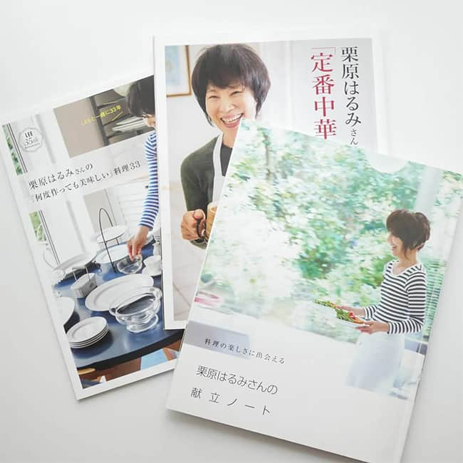 LEEさんのインスタグラム写真 - (LEEInstagram)「専属ブロガー・LEE100人隊のブログをご紹介！ 本日は「LEE6月号の感想」を5人分ピックアップ♪  2枚目）No.008 すずさん 「LEE6月号『これからも“一生愛せる”LEE宣言』のページには歴代の表紙が載っています。20代から読んでいると思っていたLEEですが、その中から覚えている表紙や内容で10代後半から読んでいることに気が付きました！ 創刊40周年のタイミングで100人隊としてLEEに関われていることが信じられず、光栄で、なんとも不思議な日々です」  3枚目）TB nahoさん  「以前からLEEの別冊付録の大ファンで、気に入ったものは使い込んでページがクタクタに。栗原はるみさんの別冊付録もお気に入りで、この1冊をベースにいろいろと作りこむこともありました」  4枚目）TB こももさん  「LEE6月号のファッション特集は大好きなワンピース！ 中でもかぶるだけワンピを多く持っています。このGWも『mizuiro ind （ミズイロインド）』のタックワンピースを着ていました」  5枚目）TB みぽぽさん  「とっても楽しみにしていた今月号の別冊付録『みんなの「おいしいLEEレシピ」100』！ LEEのレシピ付録はいつも永久保存版です。今まで作ったことがあるレシピの中でお気に入りは、シンガポールチキンライスです」  6・7枚目）No.083 nattiさん  「LEEカジュアルの永久定番『やっぱりかごが好き！』。わたしも無類のかご好きです♡  定番でいて永遠の憧れのeb.a.gosから、これからの季節にピッタリの爽やかで軽い印象のかごまで紹介されています。蛯原友里さんのキュートな笑顔とともに楽しめる特集です」  #magazinelee #LEEweb #LEE100人隊　#LEE100人隊ブログ紹介　#LEE読者ブロガー #LEE100人隊トップブロガー　#LEE公式ブロガー　#ブロガー #エバゴス #かごバッグ #バッグ #おいしいLEEレシピ #栗原はるみ #ミズイロインド #ワンピース #白ワンピース #春コーデ #レシピ #ワンピースコーデ #白ワンピースコーデ #mizuiroind #レペット #repetto #LEE6月号レビュー #LEE6月号 #雑誌  LEE100人隊最新号レビューの記事をもっと見る ↓ https://lee.hpplus.jp/feature/582/」5月11日 19時00分 - magazinelee