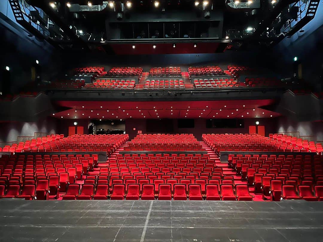深町健二郎さんのインスタグラム写真 - (深町健二郎Instagram)「打ち合わせでキャナルシティ劇場へ。  ステージの奥行きの深さと、舞台から見える客席の美しさに思わず見惚れました。空っぽの劇場もいいもんですね😊  #キャナルシティ劇場」5月11日 19時01分 - kenjirofukamachi