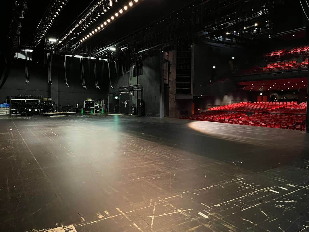 深町健二郎さんのインスタグラム写真 - (深町健二郎Instagram)「打ち合わせでキャナルシティ劇場へ。  ステージの奥行きの深さと、舞台から見える客席の美しさに思わず見惚れました。空っぽの劇場もいいもんですね😊  #キャナルシティ劇場」5月11日 19時01分 - kenjirofukamachi