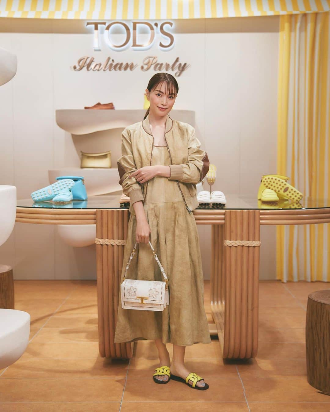 蛯原友里のインスタグラム：「. 「TOD'S ITALIAN PARTY」 POP UP EVENT ＠銀座三越 本館1階 ザ・ステージ  南イタリアのバカンスムード満点の、 カラフルで気持ちのいい空間。 刺繍の施された限定のTアイテムが愛らしくて、 つい長居してしまいました。  5月16日まで♡  #Tods #TodsItalianParty #TodsSS23」