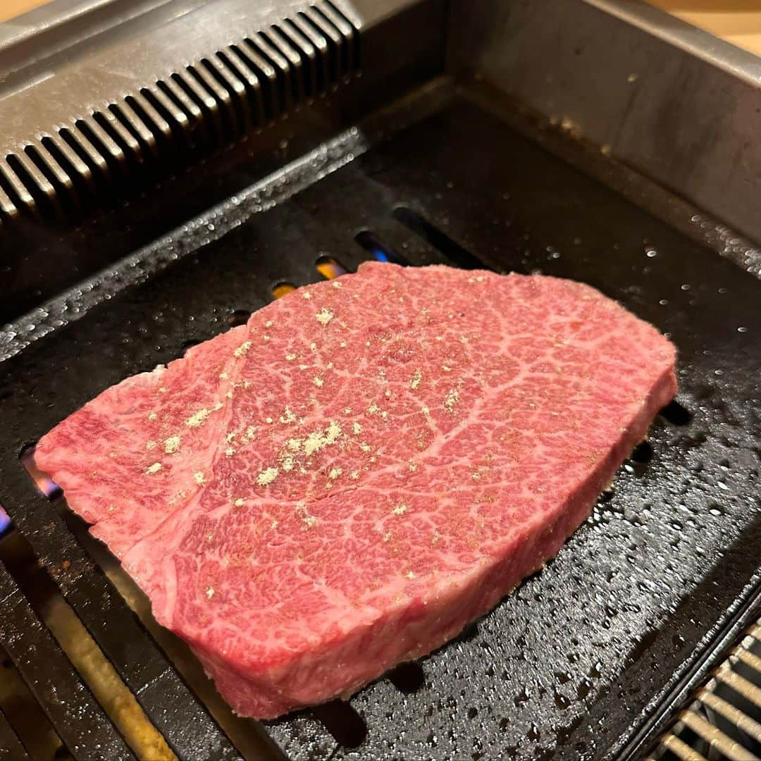 Mika Jimboさんのインスタグラム写真 - (Mika JimboInstagram)「【キター！ふらっと行ってうまいやつ🤤@大阪】  🥩 三福園 📍 Osaka/Sakuranomiya  ずっと行きたかった大阪 @iki_log オヌヌメのココ❗️ふらっといってレベチ肉🤤💕  頼むものは ⭐️塩ヘレ厚切り切らないで塩胡椒 ⭐️塩ロース(本当はにんにくだけど今回は塩で) ⭐️生こころ ⭐️赤せん ⭐️上ミノ ⭐️ユッケ(韓国海苔と) ⭐️上たん  あーーーーー最高🤤 本当にこの値段でこれ食べれるのって大阪って感じでアイシテル🫶  焼肉が好きすぎて大阪行ってるまであるから大阪焼肉旅が幸せすぎる🥹🙌  ここはまた改めてもう一回行きたいよ。にぎちと❗️  ありがと、教えてくれてにぎちゃん💕  #大阪グルメ#大阪#大阪焼肉#大阪ごはん#大阪観光 #大阪旅行 #桜ノ宮#桜ノ宮グルメ #新大阪#大阪好きな人と繋がりたい #osaka#yakiniku#osakajapan #osakafood#osakatravel #焼肉ババア」5月11日 19時01分 - mikajimbox