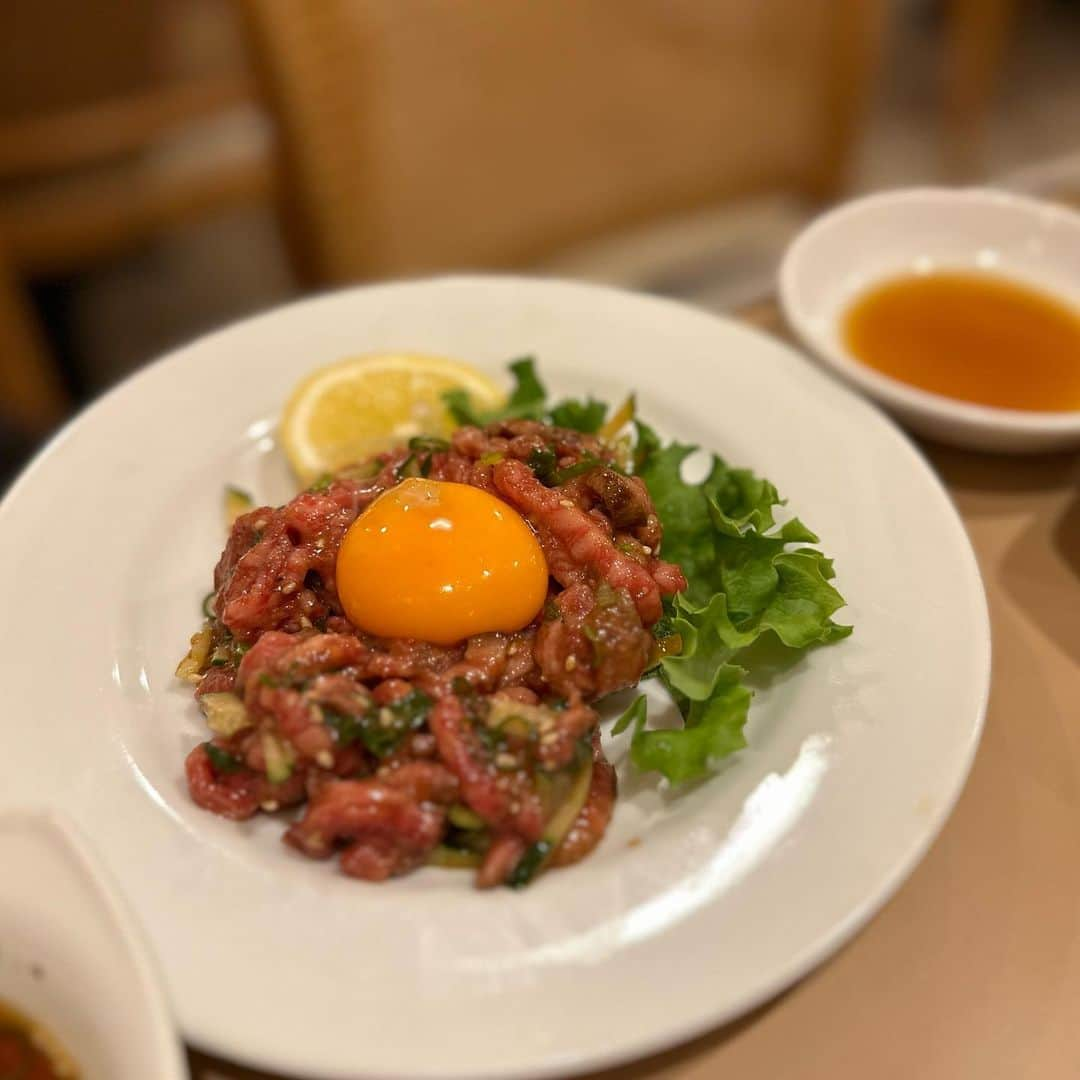 Mika Jimboさんのインスタグラム写真 - (Mika JimboInstagram)「【キター！ふらっと行ってうまいやつ🤤@大阪】  🥩 三福園 📍 Osaka/Sakuranomiya  ずっと行きたかった大阪 @iki_log オヌヌメのココ❗️ふらっといってレベチ肉🤤💕  頼むものは ⭐️塩ヘレ厚切り切らないで塩胡椒 ⭐️塩ロース(本当はにんにくだけど今回は塩で) ⭐️生こころ ⭐️赤せん ⭐️上ミノ ⭐️ユッケ(韓国海苔と) ⭐️上たん  あーーーーー最高🤤 本当にこの値段でこれ食べれるのって大阪って感じでアイシテル🫶  焼肉が好きすぎて大阪行ってるまであるから大阪焼肉旅が幸せすぎる🥹🙌  ここはまた改めてもう一回行きたいよ。にぎちと❗️  ありがと、教えてくれてにぎちゃん💕  #大阪グルメ#大阪#大阪焼肉#大阪ごはん#大阪観光 #大阪旅行 #桜ノ宮#桜ノ宮グルメ #新大阪#大阪好きな人と繋がりたい #osaka#yakiniku#osakajapan #osakafood#osakatravel #焼肉ババア」5月11日 19時01分 - mikajimbox