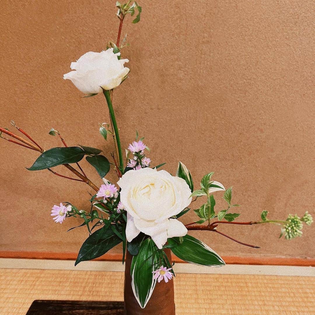 真奈さんのインスタグラム写真 - (真奈Instagram)「ikebana life💐 今日は新しい型でした🩵  #꽃꽂이　#生け花 #生けまな　#ikebana」5月11日 19時13分 - manatmnt0116