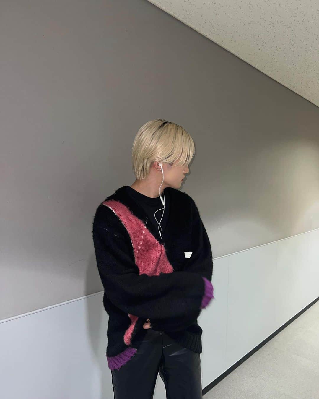 松井利樹さんのインスタグラム写真 - (松井利樹Instagram)「髪が伸びてきた、このまま黒髪にしようかな👦🏻」5月11日 19時14分 - rikimatsui.official