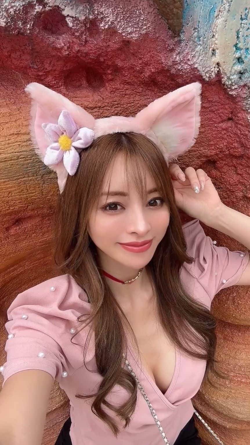 大迫麗香のインスタグラム：「ディズニーシーに行ってきました✨ 本当は3月に行くはずが忙しすぎてやっと🤣 やっぱり、ホスピタリティの高いディズニーに行くと自分の在り方を考えさせられる☺️  ディズニーのキャストの皆さんは全員素敵で親切✨✨ だけど、アトラクションを担当するスタッフの方は、その方の喋り方、声のトーン、表情などでアトラクションの期待値が大きく変わる✨ 同じ仕事でも、工夫次第で大きく変わるんだなぁと☺️✨ そんなことを考えながら、いっぱい食べてディズニーシーを満喫しました😌✨  #ディズニーシー   #美ボディ #ベストボディジャパン  #女性専用ジム  #美ボディ女子 #恵比寿パーソナルトレーニング #恵比寿ジム #パーソナルトレーニング東京 #代官山パーソナルジム #渋谷パーソナルジム #恵比寿パーソナルジム」