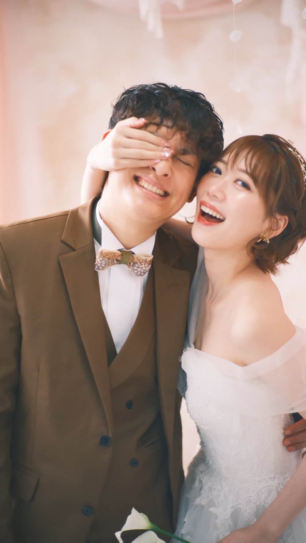 のインスタグラム：「【嫁の寝相が悪すぎるご夫婦】  先日『嫁ねぞご夫婦』がアトリエ ルルッカに来てくれました✨  @kanojyononezou   動画と変わらず仲良くユニークなお二人でした☺️✨  本日が結婚1年記念日だそうです✨ おめでとうございます🎊  『ウェディングフォトはいつでも、何度でも！！』 が裏のコンセプトなので嬉しい気持ちでいっぱいです！  レターセレモニーもとっても良いと 言ってもらえて嬉しかったです、 みんなにも体験して欲しい☺️  💄@ebibi.hairmake   @atelier_rulucca   #atelierrulucca  #アトリエルルッカ #アトルル #ウェディングフォト  #weddingphotography  #フォトスタジオ  #ウェディングフォトスタジオ  #weddingdress #ルルッカ」