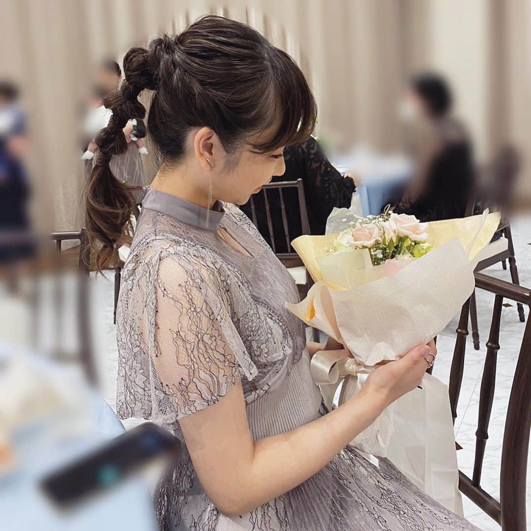 菊池遥香のインスタグラム：「. 友達の結婚式に参列🕊🤍  今回は玉ねぎヘア🧅 最近はキャンディヘアっていうんだって🍬  今回もいつもお世話になっている @lalasta_lalaroomo さんでヘアセットして頂きました🧚‍♀️✨  いつも可愛くして頂いて、みんなに好評で嬉しすぎる🥹  そんな素敵なヘアセットをしていただける美容院は☟♡  ☑朝7時からopen ☑ヘアセット専門 ☑西武新宿駅近く  是非みんなも利用してみてねん💐✨  👗 @mercuryduo_com  👠 @noela_official   . #ヘアセット #ヘアセット結婚式 #ヘアアレンジ #結婚式ヘアアレンジ #結婚式コーデ #結婚式ドレス #結婚式お呼ばれヘア #結婚式ヘアセット #ドレス #ドレスコーデ #韓国 #韓国ファッション #한국 #一重 #一重女子 #低身長コーデ #玉ねぎヘアー #キャンディヘア」