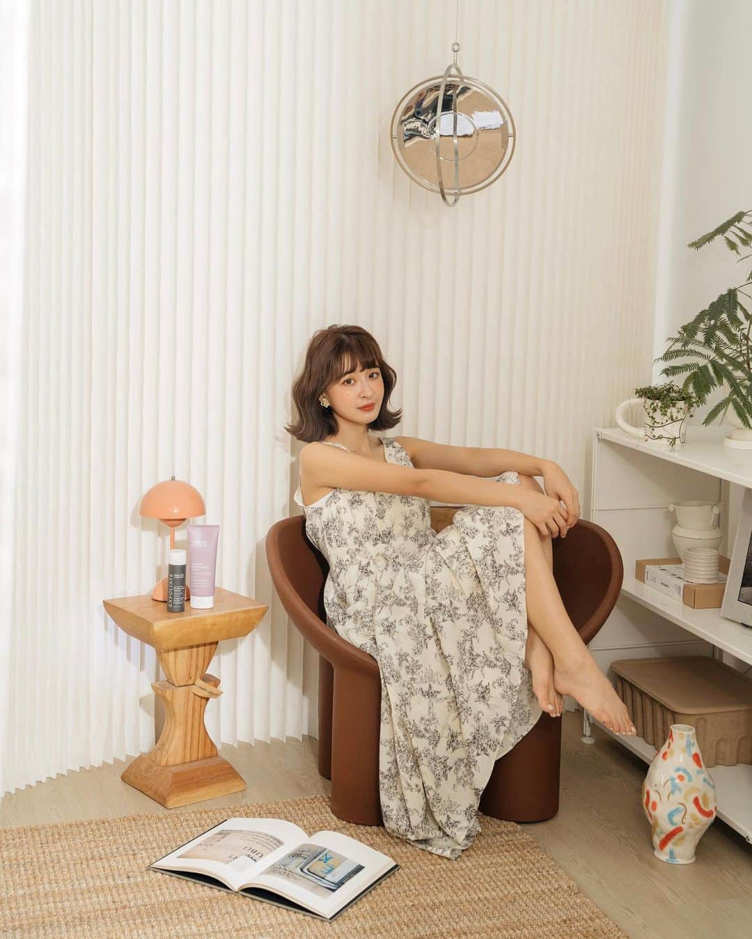 Kerinaのインスタグラム：「又要來出賣老公了😆 我老公的手臂一直都有毛囊角化的困擾 雖然說不是什麼大問題 但每次摸到他手臂都還是會小小嫌棄一下（笑） 之前有叫他要多擦一下乳液 但從來沒有好好認真擦 要他保養好像要他命一樣🤷🏻‍♀️  這次為了實測寶拉的 2%#水楊酸身體乳 每天都盯著他一定要擦 果然效果馬上就出來了👏🏻  這一罐我之前也介紹過滿多次 有一次助理到我浴室 看到好幾瓶空空罐還驚呼了一下😆 我都在洗澡後直接擦 用法跟平常擦身體乳差不多 不過會特別加強膝蓋、手肘容易暗沉處 還有去除背部痘痘也很有效😁 而且算是很清爽好吸收~老公擦完也很愛 裡面有植萃跟保濕成份，可以舒緩保濕 保濕度我覺得以台灣來說，已經很夠了  還有他們家的明星商品 2% #水楊酸精華液 這一罐真的周遭有超多朋友使用❤️🔥 可以對抗粉刺痘痘跟毛孔粗大的困擾 質地就跟水一樣 擦起來也不會有刺激感 皮膚科醫師認可~最高濃度的2%水楊酸 脂溶性的特性，可以深入堵塞的毛孔 溫和的代謝掉我們肌膚的老廢角質、髒污 毛孔暢通後後續的保養才可以更好被吸收唷  我自己是習慣2-3天使用一次 將精華液倒在化妝棉再擦拭肌膚 我是把它當成前導精華來用 後面再用原先的精華~會更好吸收 擦一陣子之後皮膚真的會比較光滑✨  寶拉沒有添加酒精、香精香料 而且有通過肌膚敏感性測試 就算是敏乾肌或乾肌都可以用喔！  現在 @paulaschoice_tw 官網有限時優惠唷 任兩件水楊酸系列商品打88折 購買2%水楊酸就贈L.Erickson的髮圈 （髮圈我也超愛😆） 新會員可以現折$100 滿額還有贈超多好禮 大家一起邁向當水煮蛋肌女孩吧🥚✨  #寶拉珍選 #水楊酸精華液 #刷酸始祖 #水楊酸身體乳」