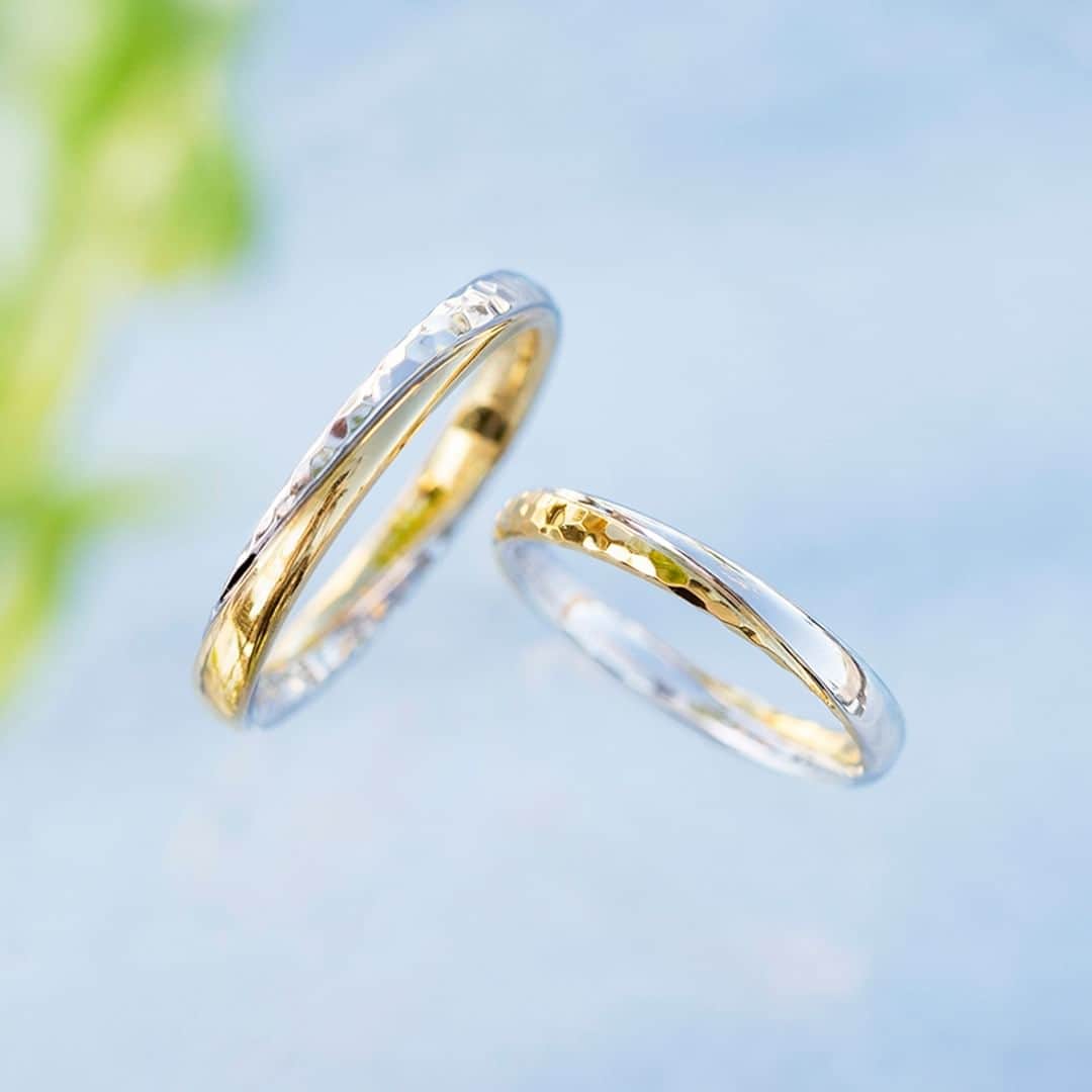 SORA ≪SORA表参道の公式アカウント≫のインスタグラム：「#結婚指輪SORA 【TWINE-トワイン-】 ふたつの素材とテクスチャーを絡ませて、 「より糸」をモチーフにしました。  異なる素材を重ねることで生まれる豊かな表情は、 まるで、それぞれの人生を歩んできたふたりが 寄り添い合い、共に一つの人生を創り出すかのよう。  きっと、ふたりの未来を優しく包み、 歩むべき方向へ導いてくれますよ。  クリエイターの手作業でつくる鍛造製法だからこそ、 指輪の外側と内側の素材が途切れることなく続く 繊細なデザインです。  ◤トワイン 取扱店◢  ・SORA表参道本店 ・SORA札幌店  - - - - - - - - - - - - - - - - - - - -  🟩LINEでもデザインのご相談が可能です >>>「SORA」と検索！  公式アカウントをお友だち登録して メッセージを送ってください  SORA表参道本店のデザイナーがご返信します💁‍♀️  - - - - - - - - - - - - - - - - - - - -  SORA公式サイトや店舗情報は アカウントTOPのURLからcheck * >>> @sora_omotesando  ぜひハッシュタグをつけて SORAの写真を投稿してください♪ >>> #結婚指輪SORA  デザイナー、クリエイターが皆さんの投稿を拝見し 毎日パワーをいただいています🌿  - - - - - - - - - - - - - - - - - - - -  #結婚指輪 #婚約指輪 #ペアリング #マリッジリング #エンゲージリング #オーダーメイド結婚指輪 #オーダーメイド婚約指輪 #結婚指輪探し #結婚指輪選び #結婚指輪迷子 #2023夏婚 #2023秋婚 #2023冬婚 #和婚花嫁 #和風リング #鍛造リング #ゴールドリング #コンビネーションリング」