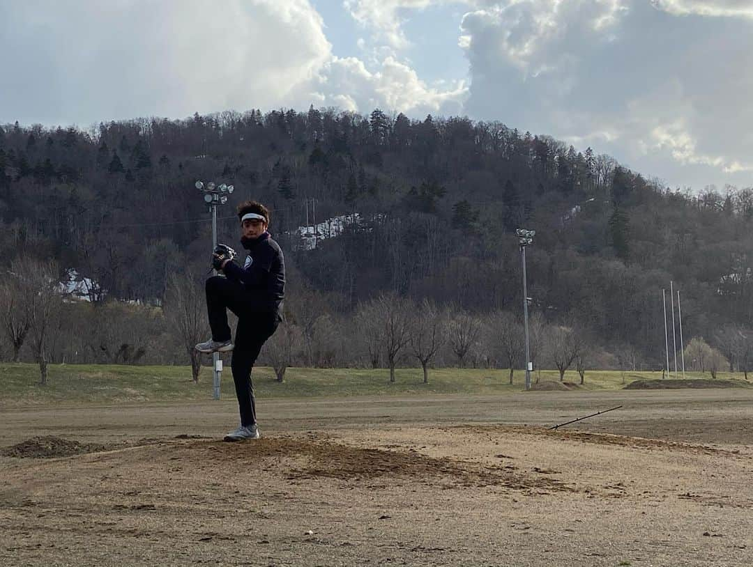 五十幡裕介さんのインスタグラム写真 - (五十幡裕介Instagram)「明日12日(金)の「イチオシ!!」で、 KAMIKAWA・士別サムライブレイズで監督兼GM兼投手を務める 中村勝監督の企画を放送します！  ファイターズにドラフト1位で入団し、 2014年には、この年チームで2番目に多い8勝を挙げるなど、 先発で活躍を見せた中村勝監督。 北海道を離れてからも、 オーストラリア、メキシコに活躍の舞台を移し、 昨シーズンには日本球界に復帰を果たしました。  そして、次なる新天地に選んだのは、再び北海道。 独立リーグの「北海道フロンティアリーグ」でした。 しかも、彼に託されたのは、 監督・GM・投手という前代未聞の＂三刀流＂。  監督、GMとしての仕事、移動中の車内、 ケガを克服して今もなお右腕を振り続けるピッチャーとしての姿。 自ら先発のマウンドに上がった開幕戦。 31歳中村勝のいまに、カメラを向け迫りました。  中村勝監督と私は、偶然にも同い年でして。 ファイターズ時代には、チームの「同学年会」に混ぜてもらうなど、 お世話になっていました。 立場は変われど、 またこうして取材をさせてもらえたことが、とても嬉しく！！ 充実の時間になりました！！  絶賛編集中です。 明日の「イチオシ!!」スポーツコーナーを、 是非見て頂けたら嬉しいです😊  #北海道フロンティアリーグ #HFL #野球 #独立リーグ #中村勝 監督 #KAMIKAWA士別サムライブレイズ #監督 #GM #投手 #三役 #31歳 #同い年 #歳とったね と会話 #投げている生の姿は 相変わらず #カッコ良かった #やりたかった企画なので多くの方に見てほしいです #今夜 は #原稿 #編集 に #全力投球 です #HTB #アナウンサー #五十幡裕介 #ディレクター #取材」5月11日 19時10分 - htb_isohatayusuke