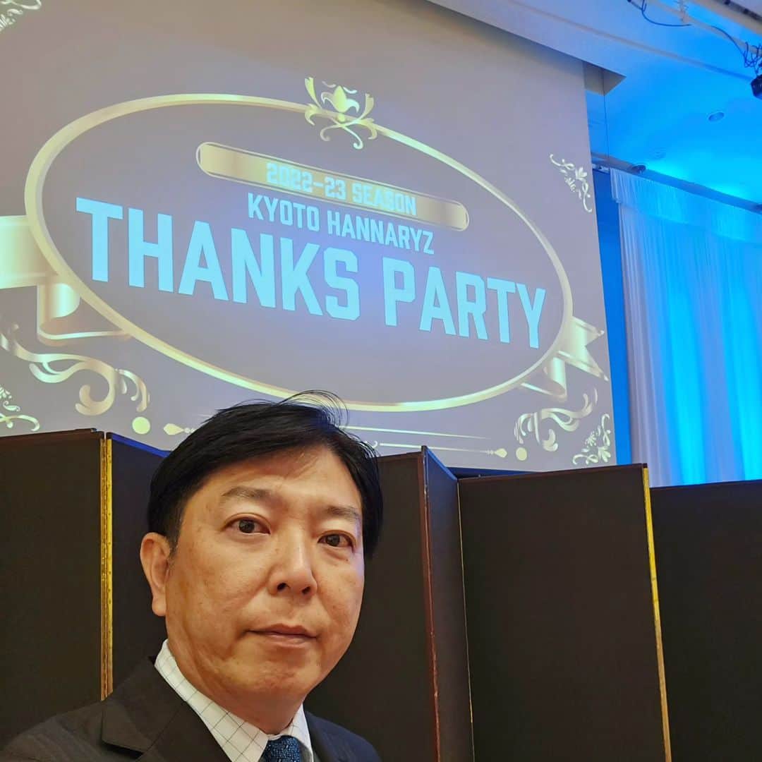 竹内弘一のインスタグラム：「#京都ハンナリーズ サンクスパーティー司会 オーナーが変わって初めてのシーズンが 終了しました。私もいろいろな形で陰ながら 応援させていただいていますが、 京都がもっと元気になるためにスポーツは 絶対必要です！サンガと共にハンナリーズや 他のプロスポーツも、応援するのは本当に楽しい！ スポーツに触れる人が増えれば健康寿命も 絶対のびます！！ きょうはスポンサーとして 応援している皆様が集結し、熱い思いが あふれています！ #hannaryz #kyotohannaryz」