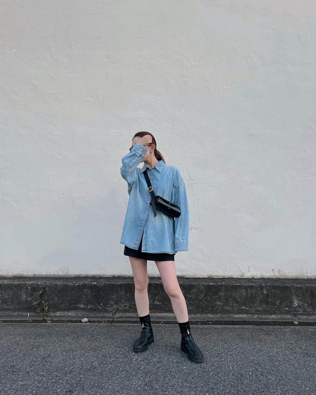 のインスタグラム：「. ⁡ 何年ぶりかにショートパンツ買いました😂 ⁡ 保守的になってた自分から、本来の自分を取り戻せたような気がしました！ ⁡ 上下とも最近買ったばかりです🫶 ⁡ ⁡ ⁡ denim & pants… #zara bag… #jilsander boots… #letalon ⁡」
