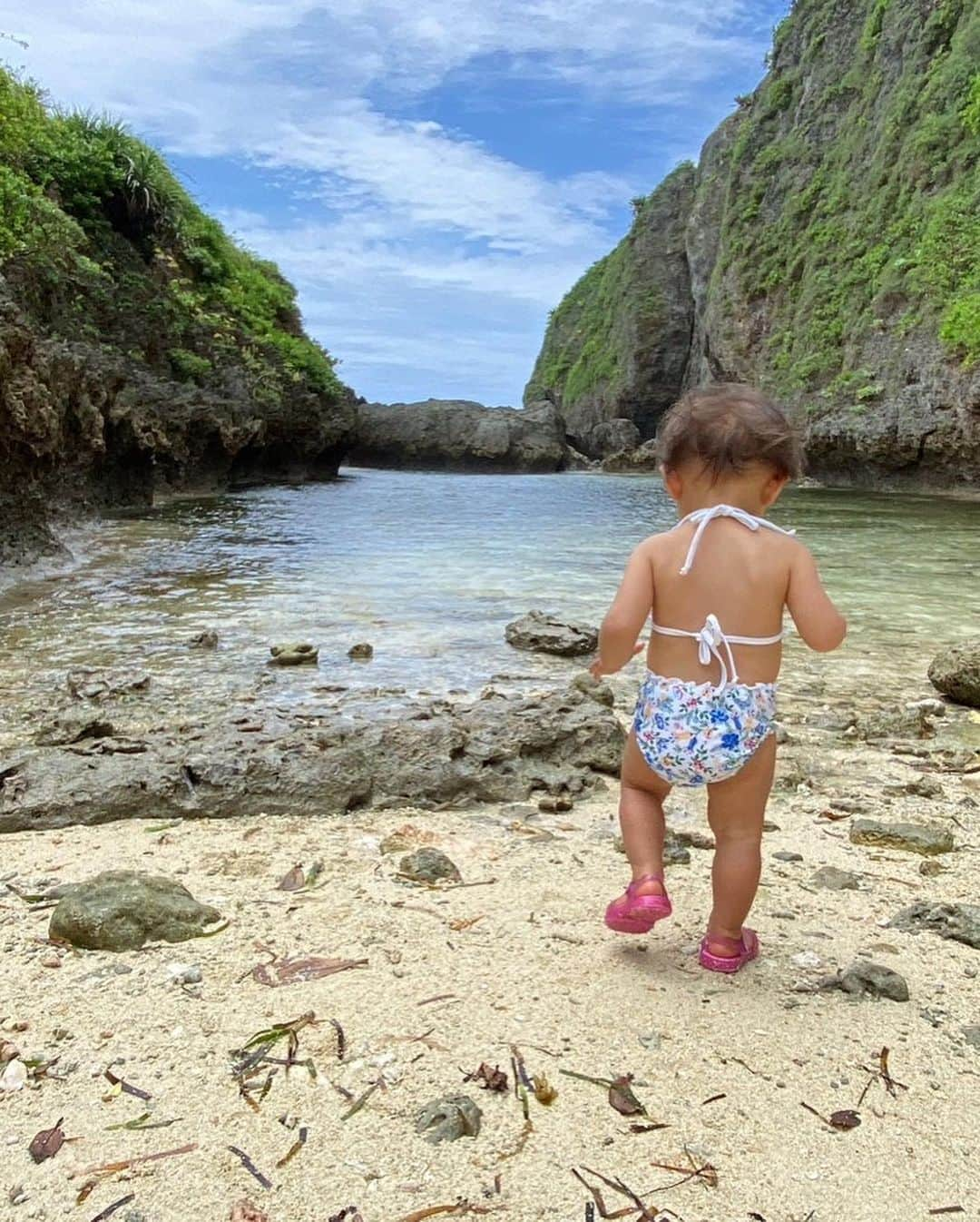 葵ゆりかさんのインスタグラム写真 - (葵ゆりかInstagram)「宮古島のめちゃくちゃ穴場ビーチ🏖✨ 来間島にある #タコ公園下ビーチ 🐠 入江で風の影響を受けないのでほぼ波がないです。 カクレクマノミなどのお魚いっぱいなのでシュノーケルにも最適だけど、干潮の時には塩が引きすぎて全く泳げなくなるので、満潮の時間を調べて行くことをオススメします🐟❤️  このビキニお気に入り👙💕  めちゃくちゃたくさんあるのについつい毎年買ってしまう…😂  いつまでも水着着れますようにという願いを込めて🙏❤️笑  #宮古島　#来間島　#タコ公園　#シュノーケル　#🐠　#沖縄　#okinawa #子連れ　#子連れスポット　#子供とお出かけ #mama #2kidsmama #赤ちゃん　#赤ちゃんとお出かけ　#babygirl #baby #あかちゃんのいる生活 #赤ちゃん連れ旅行 #男の子ママ　#女の子ママ　#子連れ旅行 #beach #海　#bikini #👙#穴場　#穴場ビーチ　#絶景　#絶景スポット」5月11日 19時30分 - yuriyuricchi