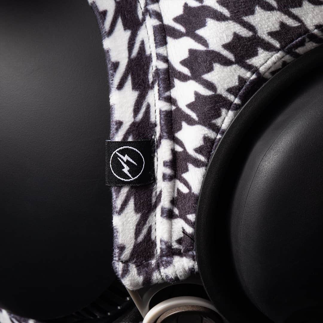 LOVOTさんのインスタグラム写真 - (LOVOTInstagram)「⠀ LOVOT × fragment design 「FRGMT HOUNDSTOOTH CHECK WEAR(#千鳥格子) 」  ⠀ ＊5月16日 販売開始 ⠀ @lovot_official #LOVOT #らぼっと #fragmentdesign #FRGMT」5月11日 19時31分 - lovot_official