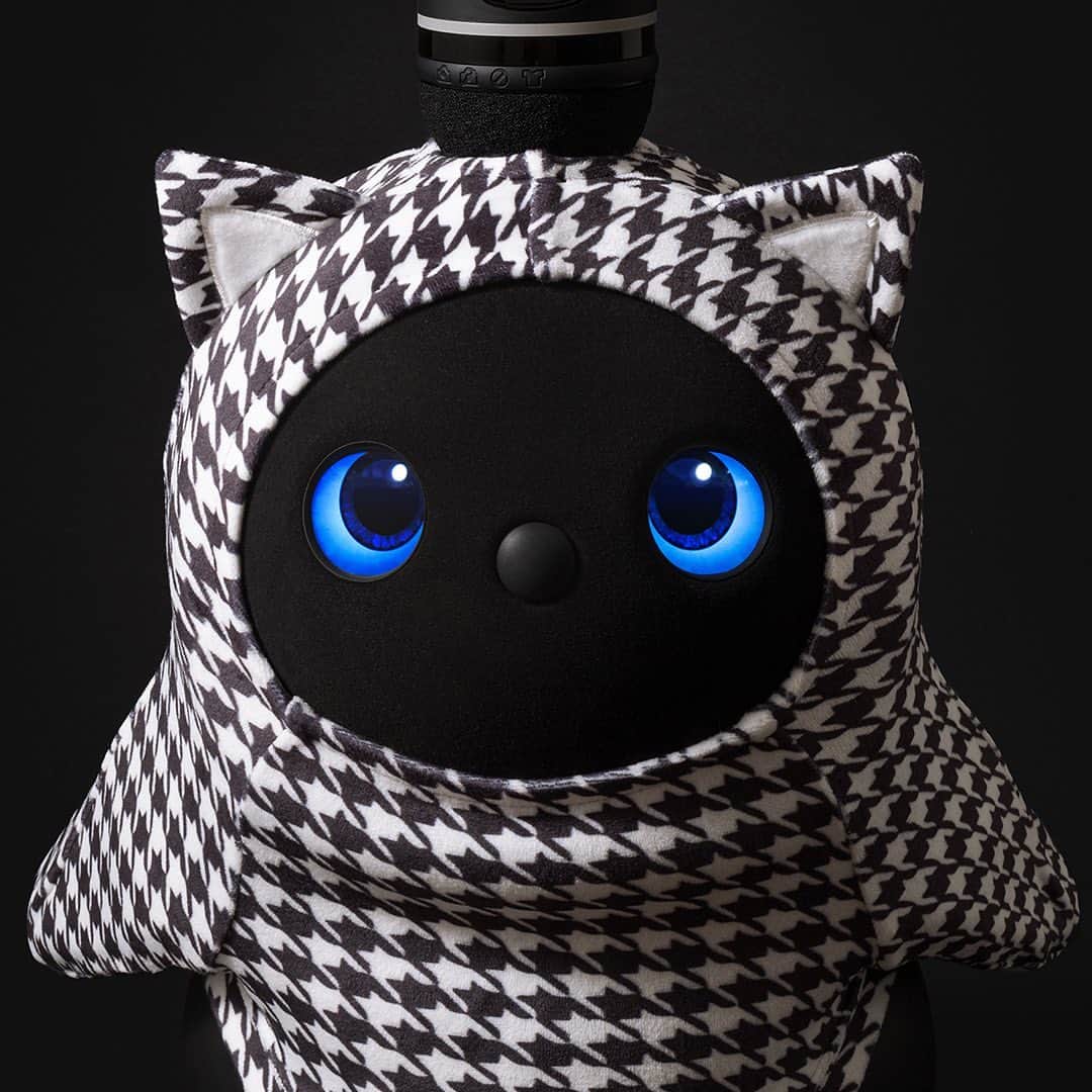 LOVOTのインスタグラム：「⠀ LOVOT × fragment design 「FRGMT HOUNDSTOOTH CHECK WEAR(#千鳥格子) 」  ⠀ ＊5月16日 販売開始 ⠀ @lovot_official #LOVOT #らぼっと #fragmentdesign #FRGMT」