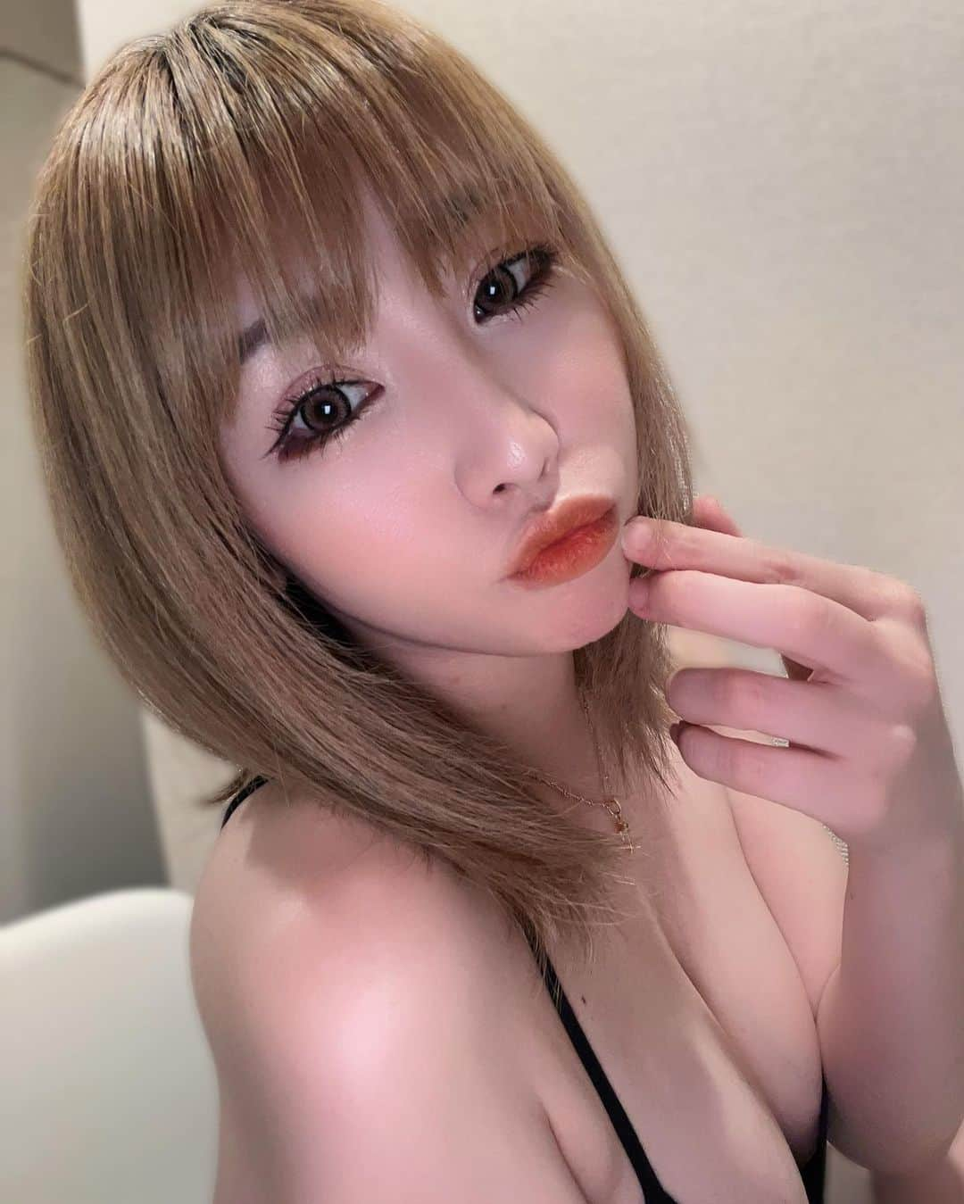 芹澤明日香さんのインスタグラム写真 - (芹澤明日香Instagram)「. 私が求めていたオレンジリップ🧡 @etvos.jp  ミネラルシアーマットルージュ 【ハニーイエロー】※数量限定  見つけた時yellowじゃんと思ったけど つけてみたらなんと探してた色💄🍊 マットルージュなのに植物由来のオイルや美容成分配合 低刺激処方で石鹸オフコスメなの♡*ﾟ¨ﾟﾟ  #etvos #エトヴォス  #ミネラルコスメ  #限定コスメ  #ソニプラで購入  #お気に入りコスメ  #ママでも綺麗でいたい」5月11日 19時23分 - 1219asuka