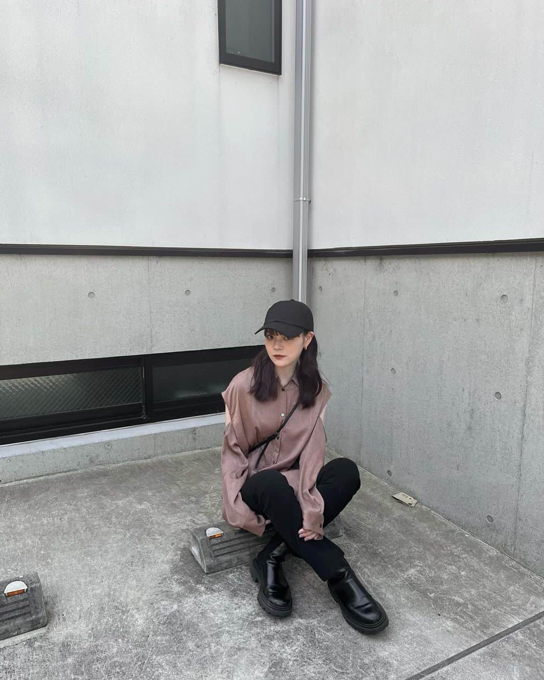 木村なつみのインスタグラム：「程よい光沢で高級感のあるヴィンテージサテンを使用したシャツ 展示会でもめっちゃ人気だった大人ピンク🩰 今日は細めのパンツと合わせてみたよん キャップ被ると一気にバランスとれて私好み  @natsumikimura_official 【NK-23SS-ST01】off shoulder shirt 5/19 21:00~ webにして数量限定販売」