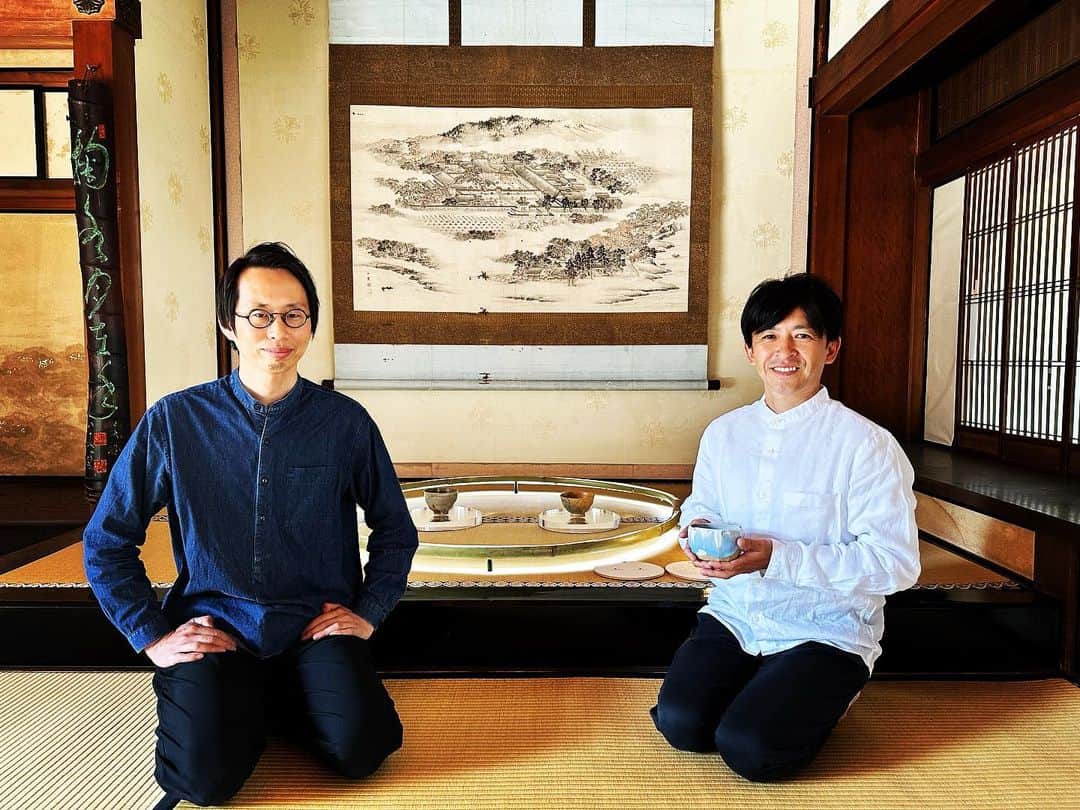 福永祐一のインスタグラム：「妻と「朝日焼423at興聖寺」に行ってきました。 素晴らしい茶器の数々と16代も続く作り手の情熱と歴史に心震わされました。 そして、なんと16世松林豊斎さんから引退記念にと貴重な茶碗をプレゼントしていただきました！しかも左馬の刻印入り！ 素晴らしい感動と出会いに感謝です😭  #福永祐一　#松林豊斎  #朝日焼423at興聖寺」